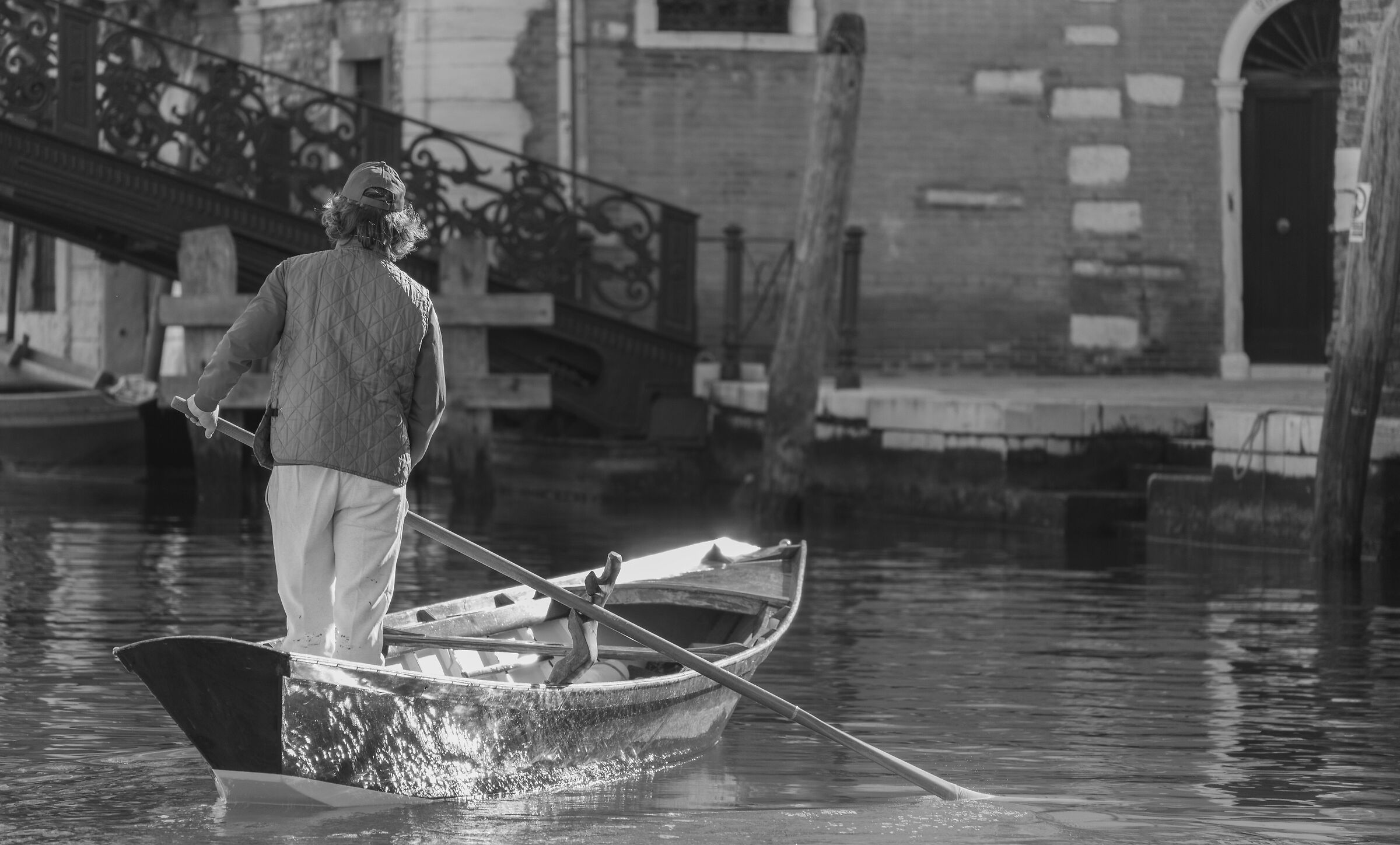 A Man, a Gondola and its Oars