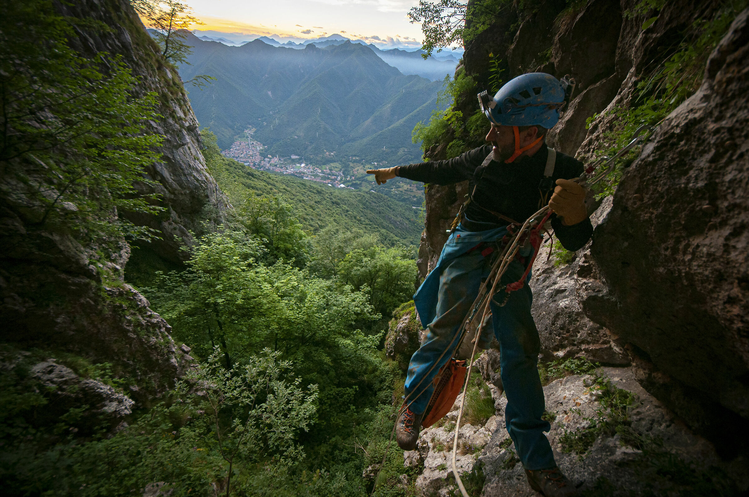 Improvviso - Caver descending towards the entrance
