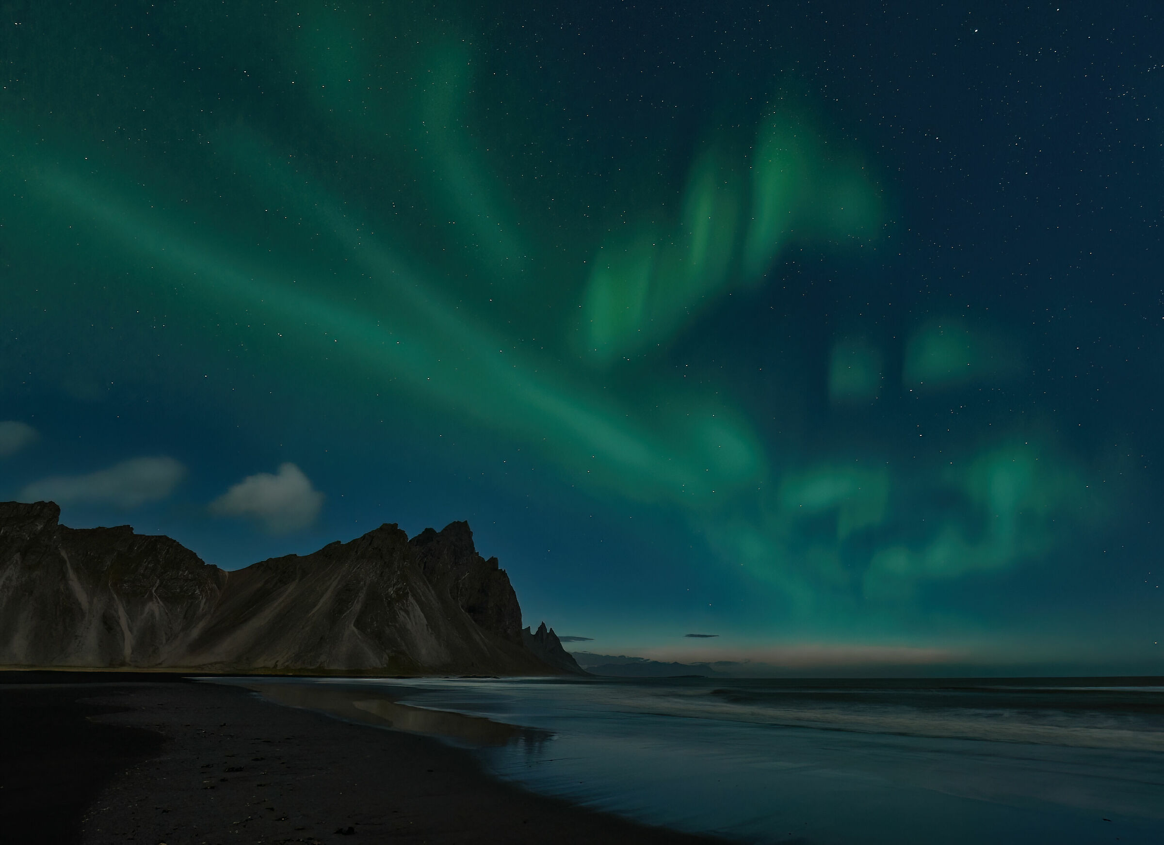 Half Vestrahorn, Aurora & Big Dipper
