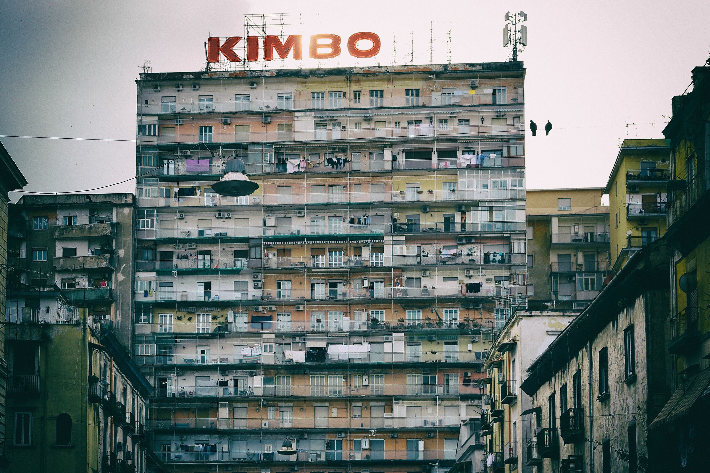 Do not spread your clothes on the exterior façade...