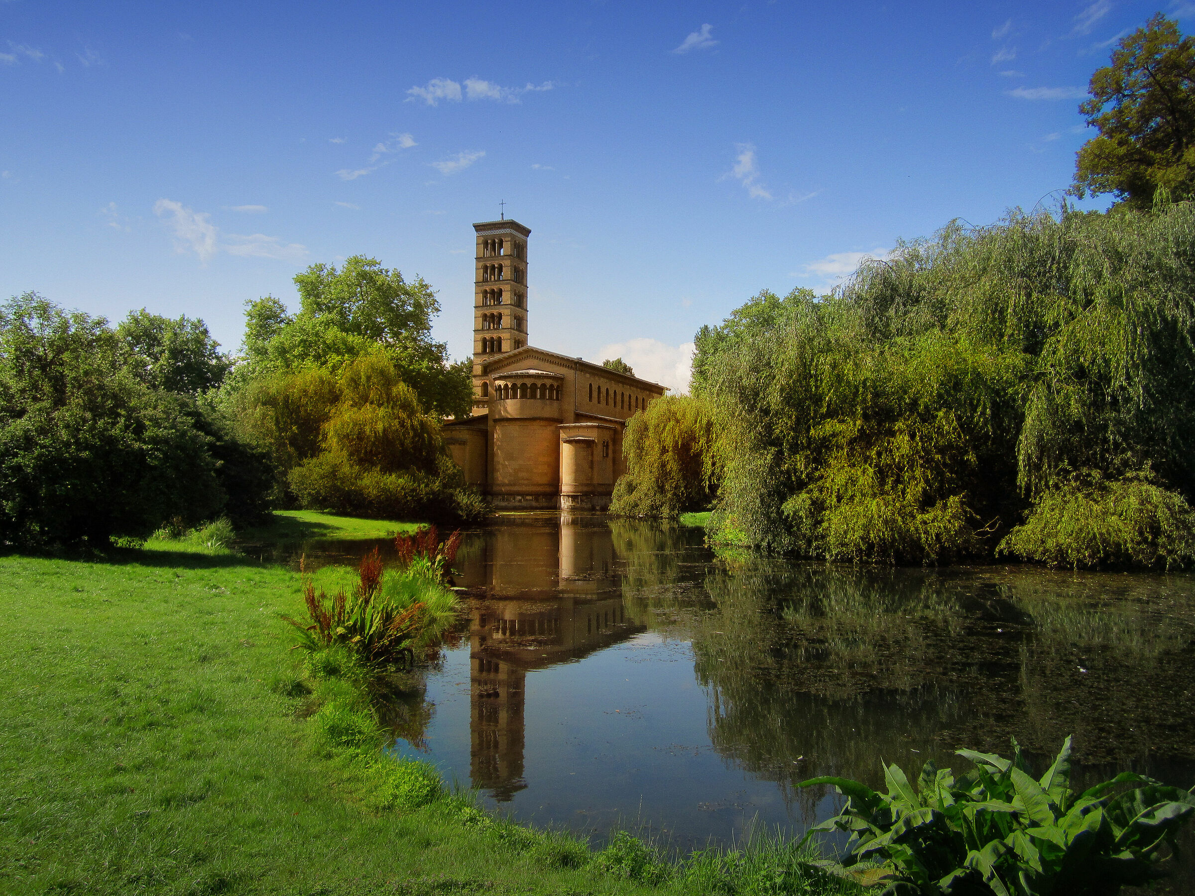 Potsdam - chiesa nel parco del castello