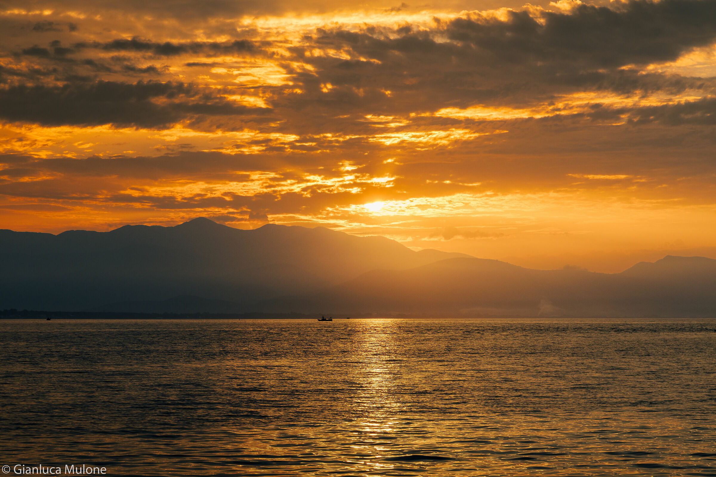 Alba dal porto di Terracina