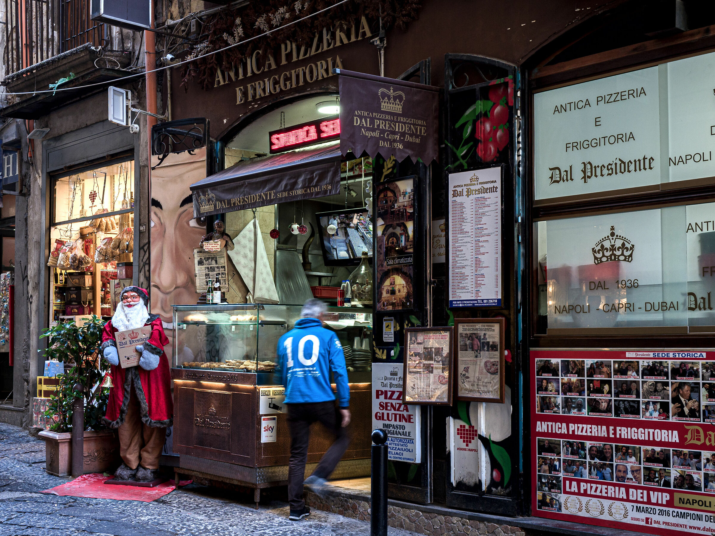 Maradona, incognito, goes to eat a pizza...