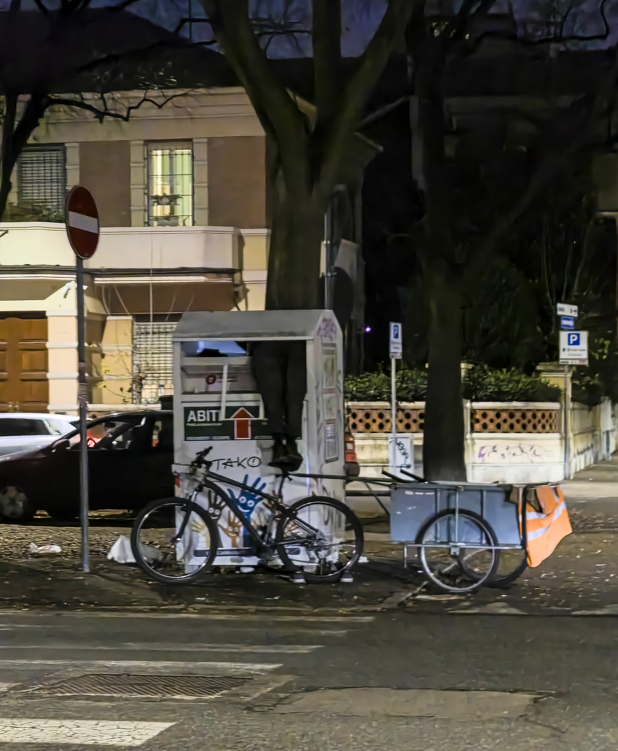 Ma che stà facendo?? (ricerca con luce nel cassonetto...