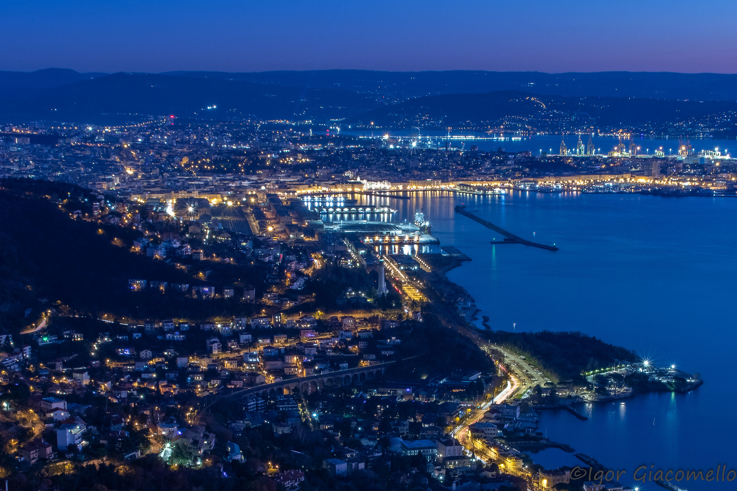 Scende la sera su Trieste