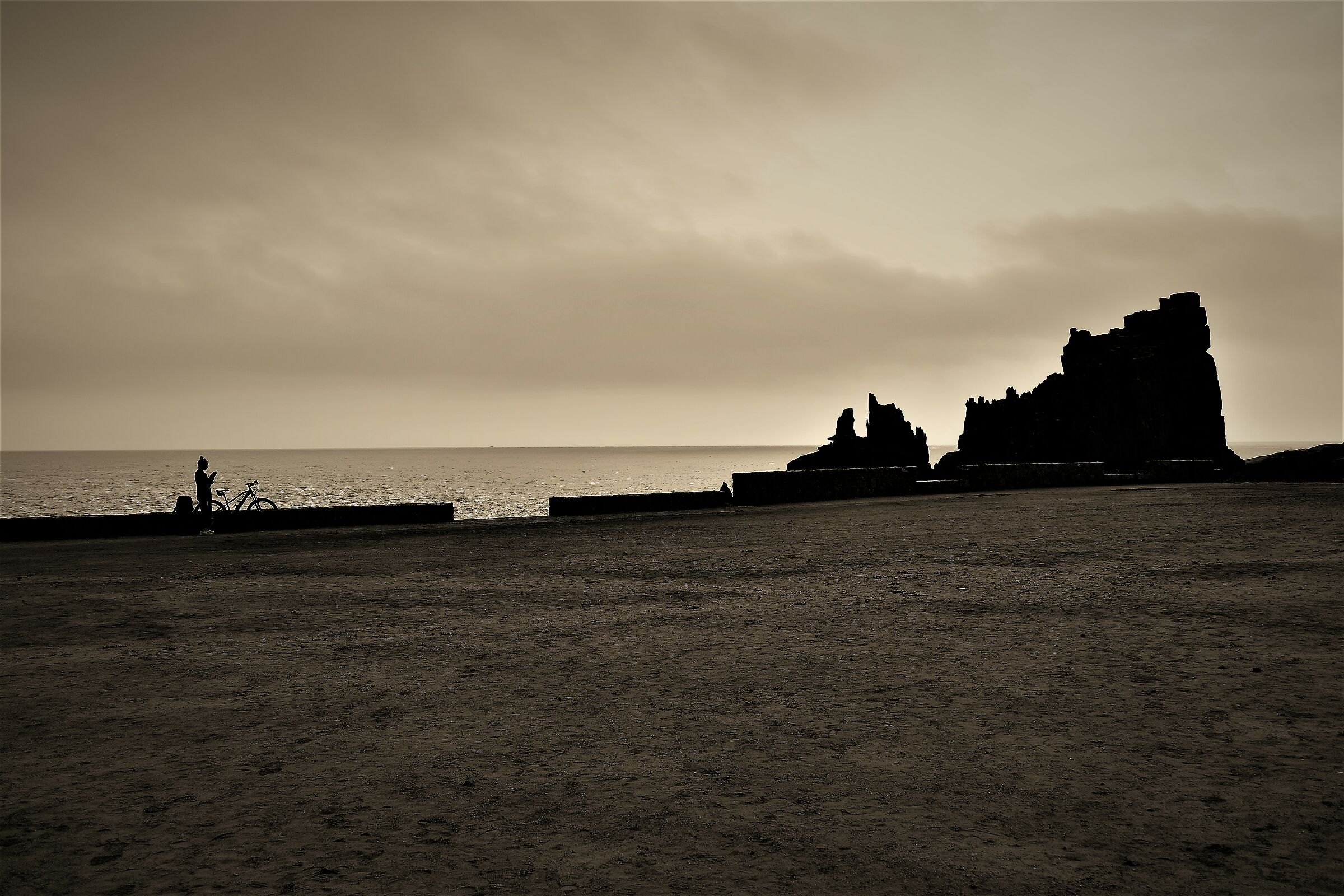 Arbatax   rocce rosse in silhouette....