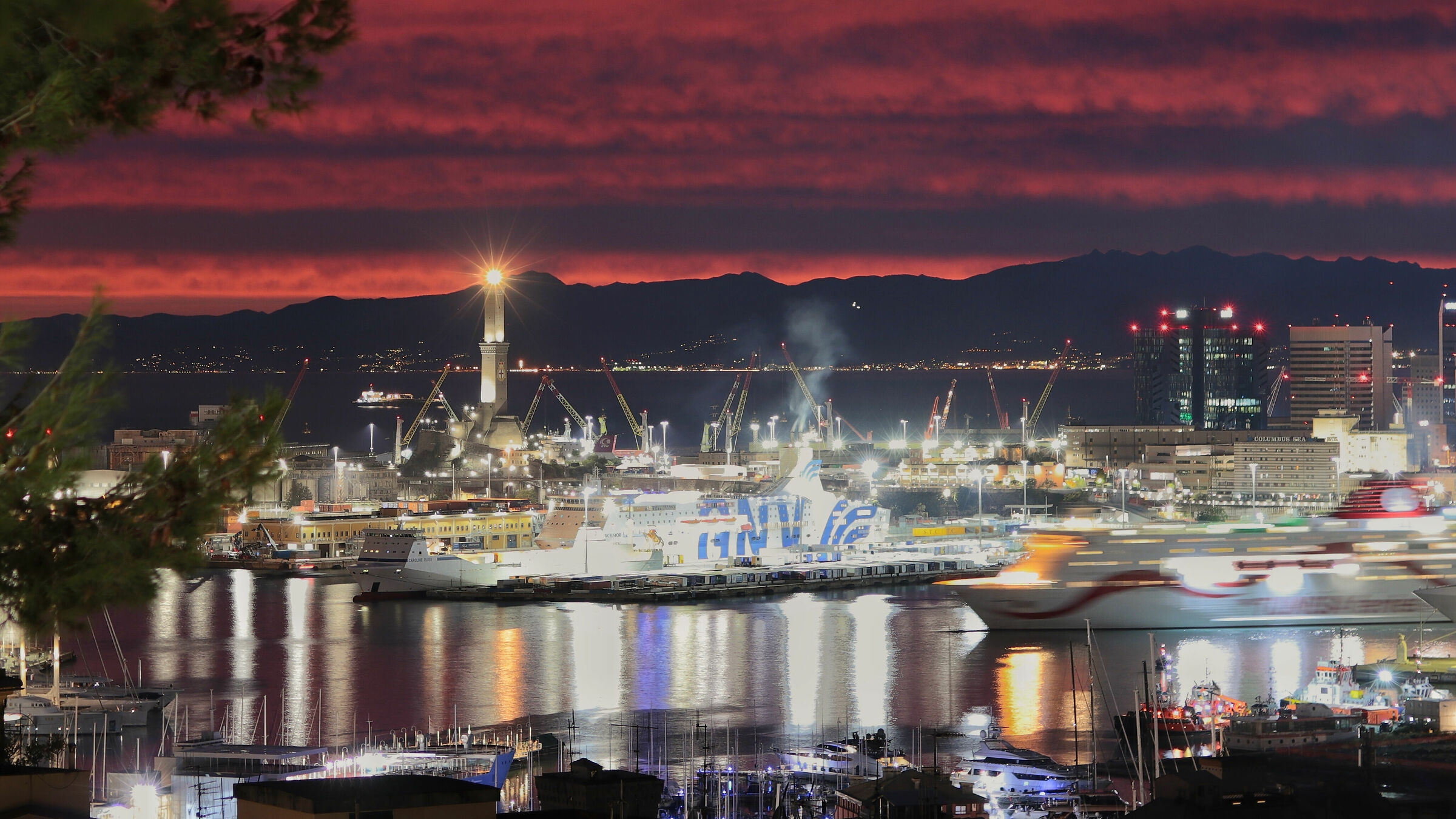 Porto di Genova e faro