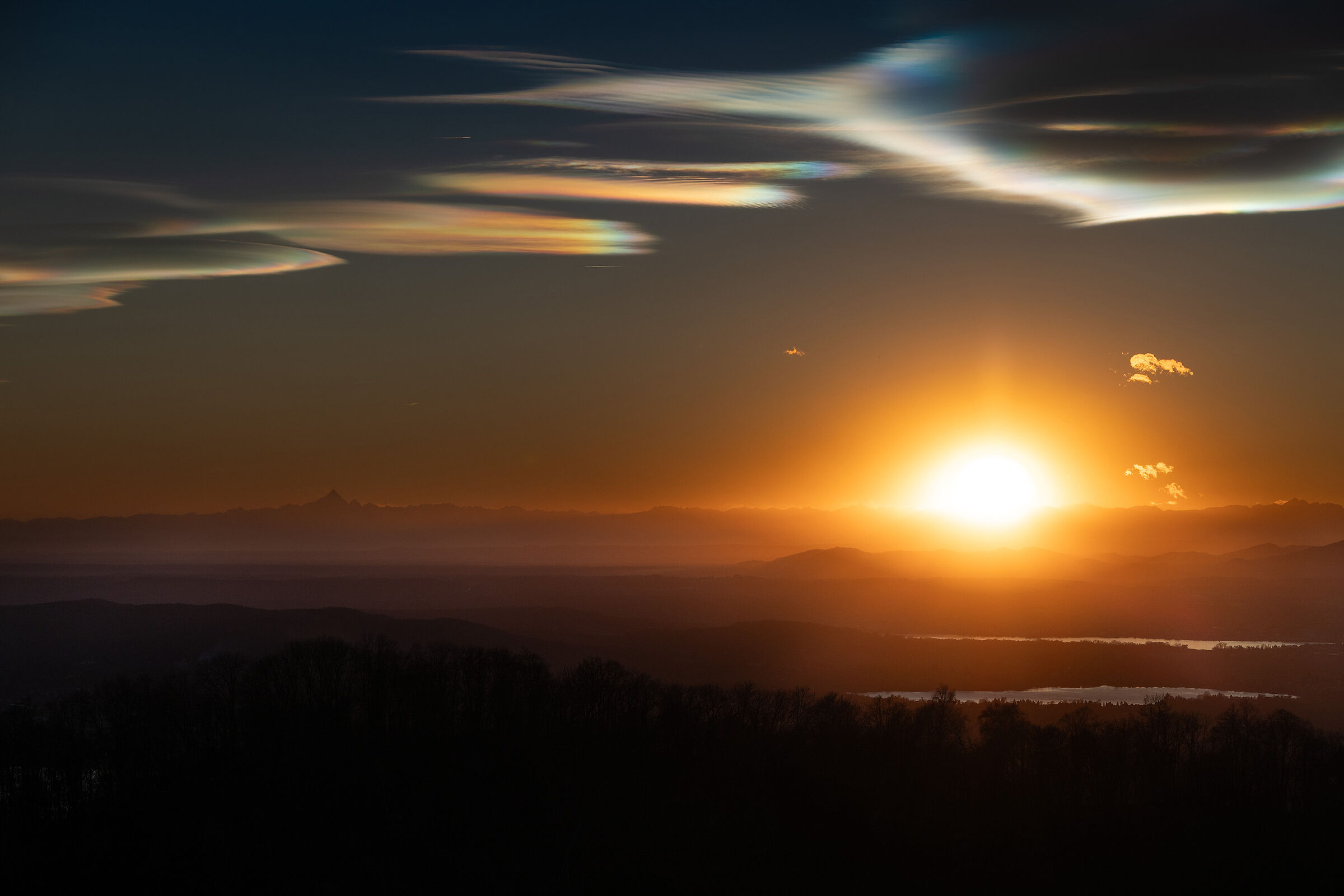 Tramonto con nubi iridescenti