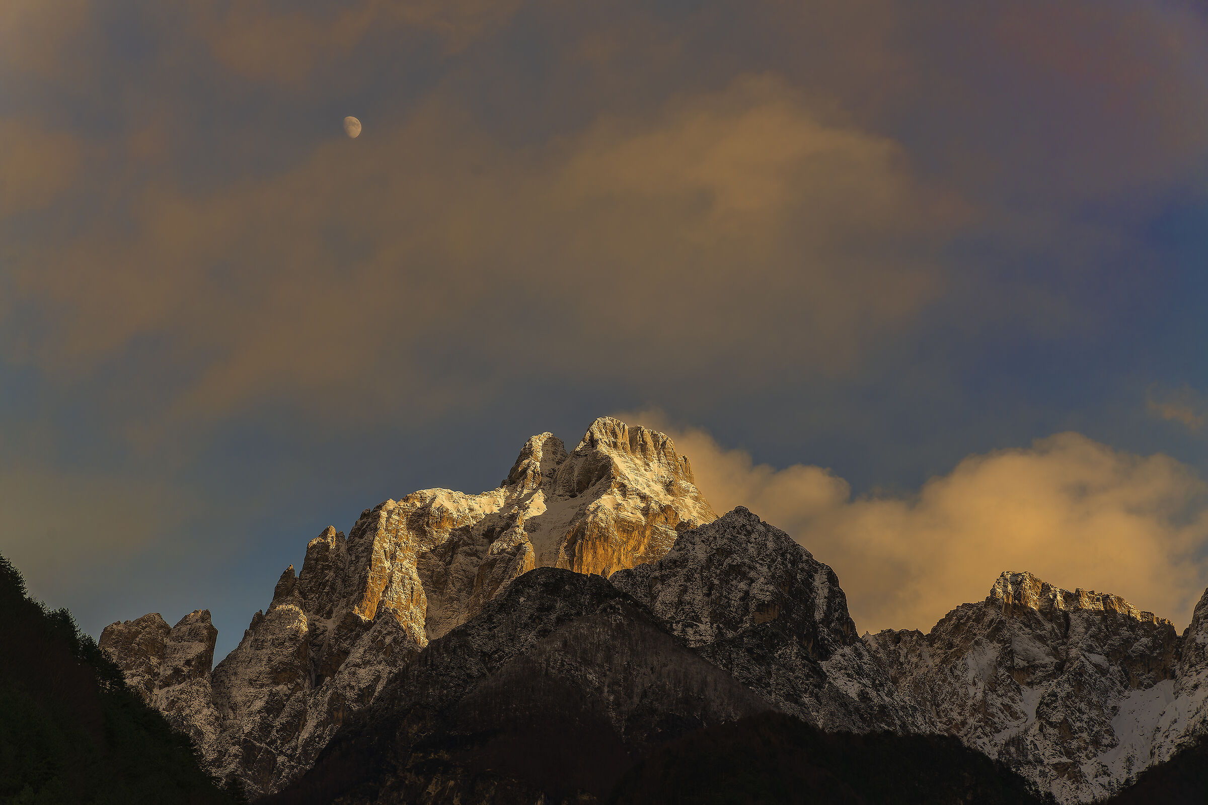 Ultime luci sul Montasio alpi Giulie