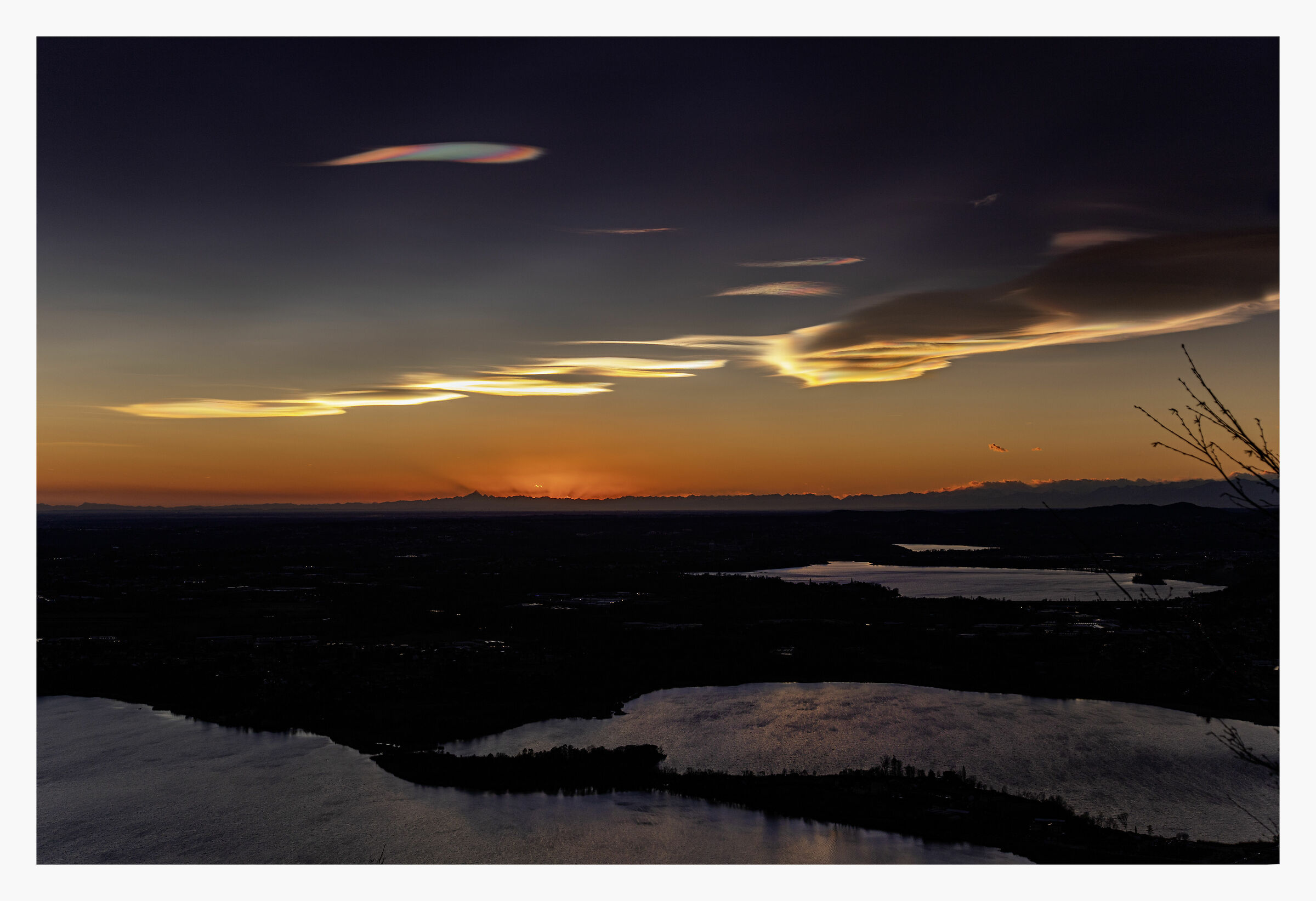 Nuvole iridescenti nel cielo del lecchese