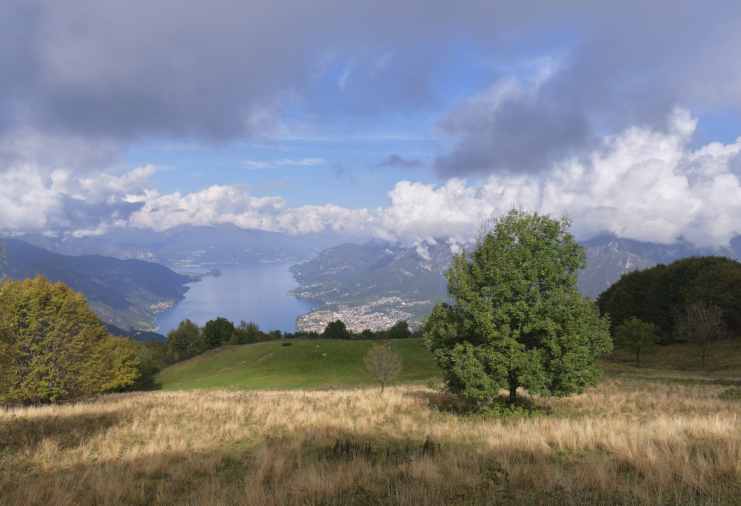 A panorama framed in the clouds