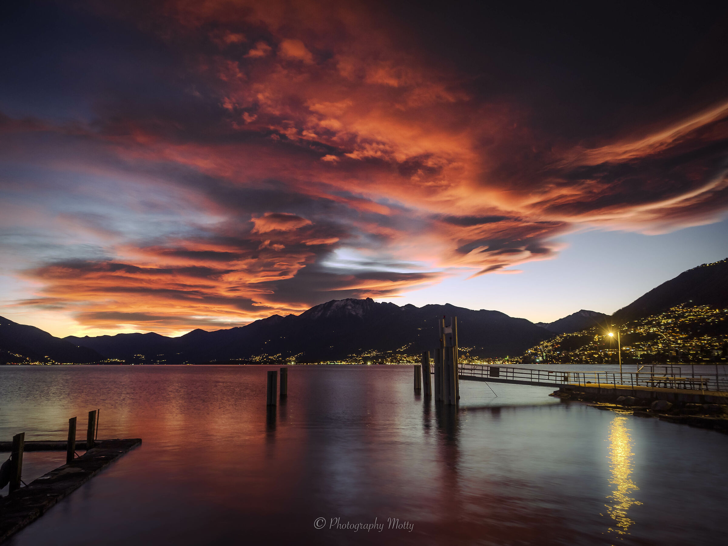 Un bel tramonto sul lago