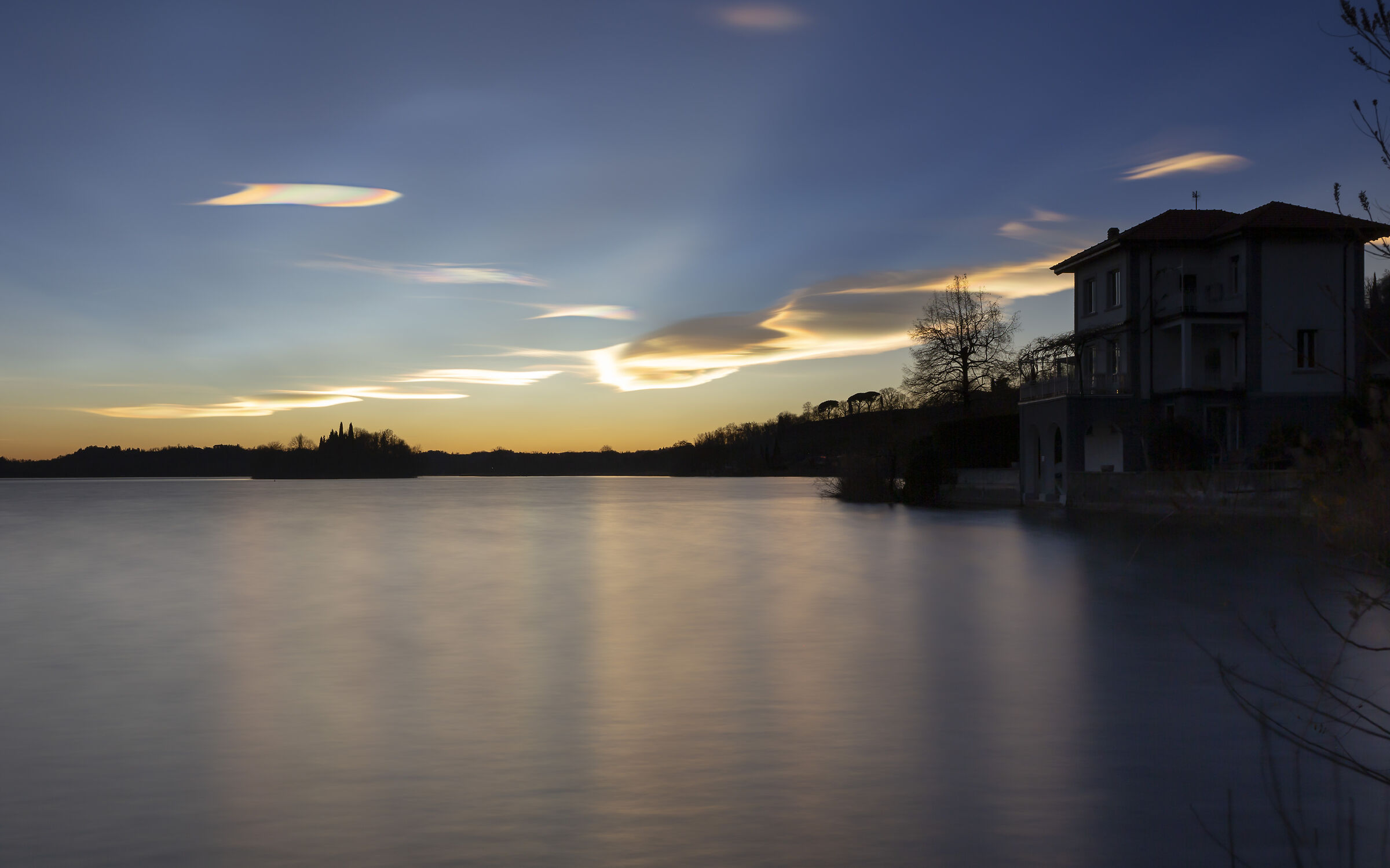 Nubi iridescenti sul lago di Pusiano
