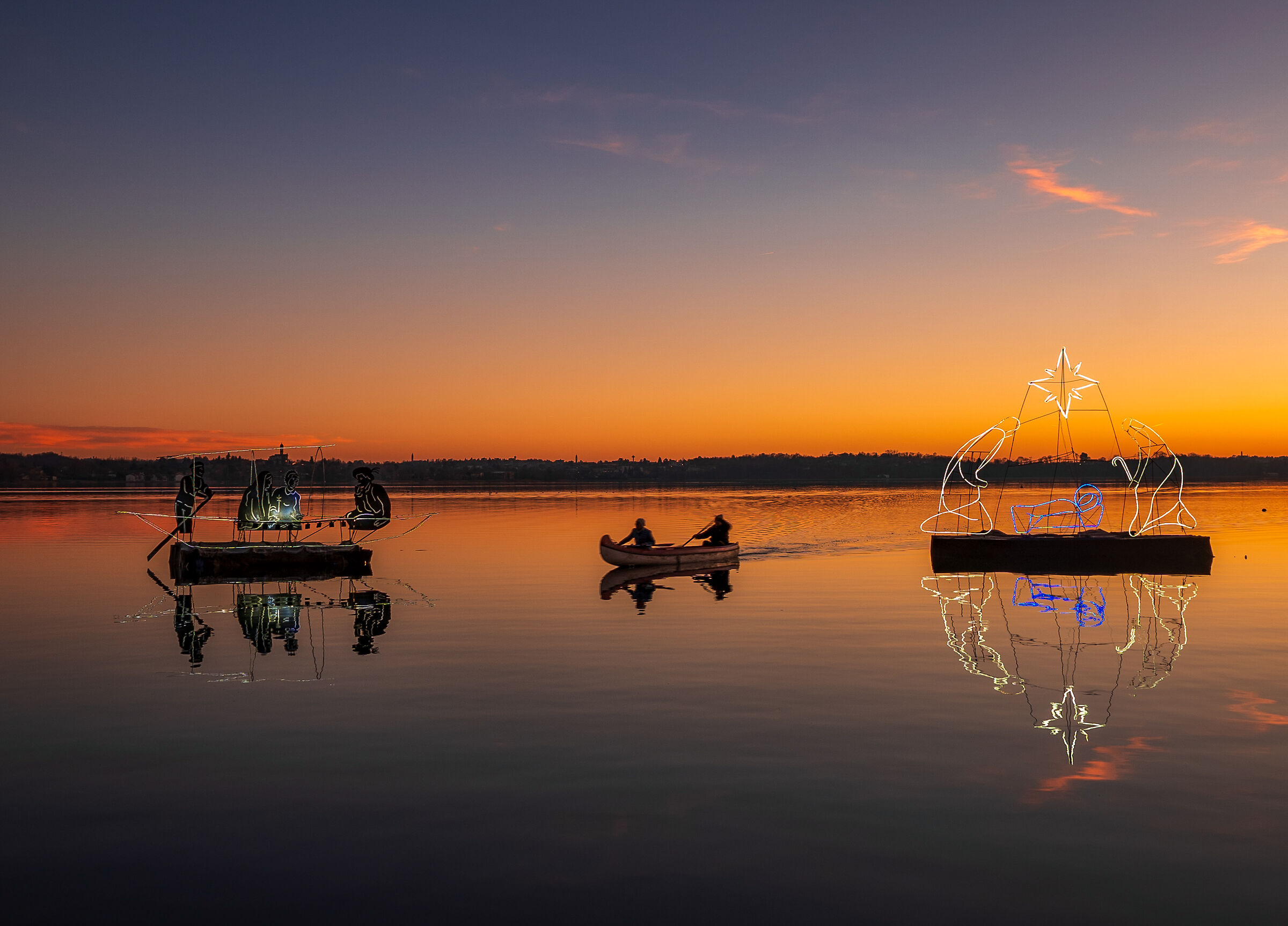 Con la canoa in mezzo al presepe galleggiante