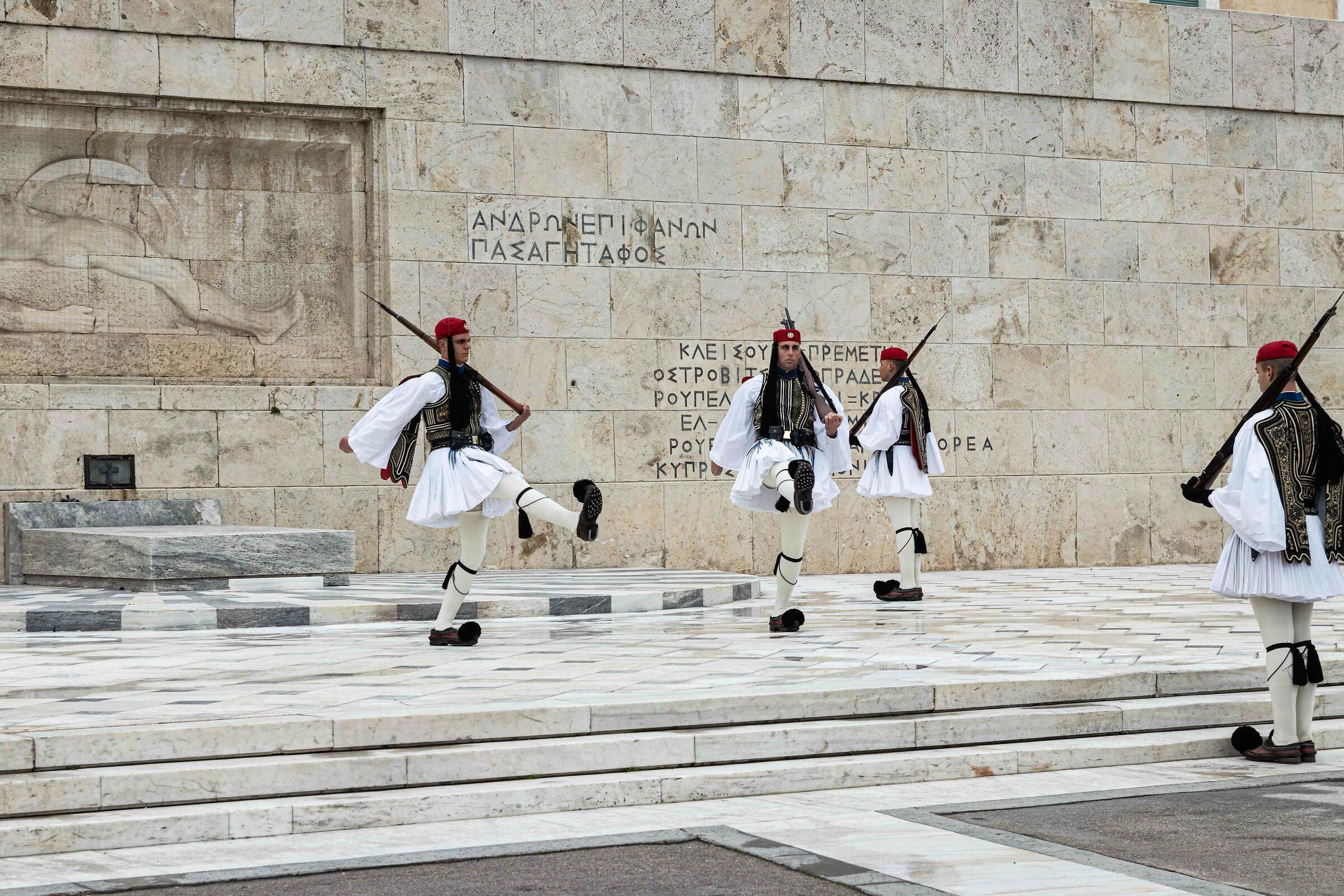 Atene_Cambio guard Syntagma Square