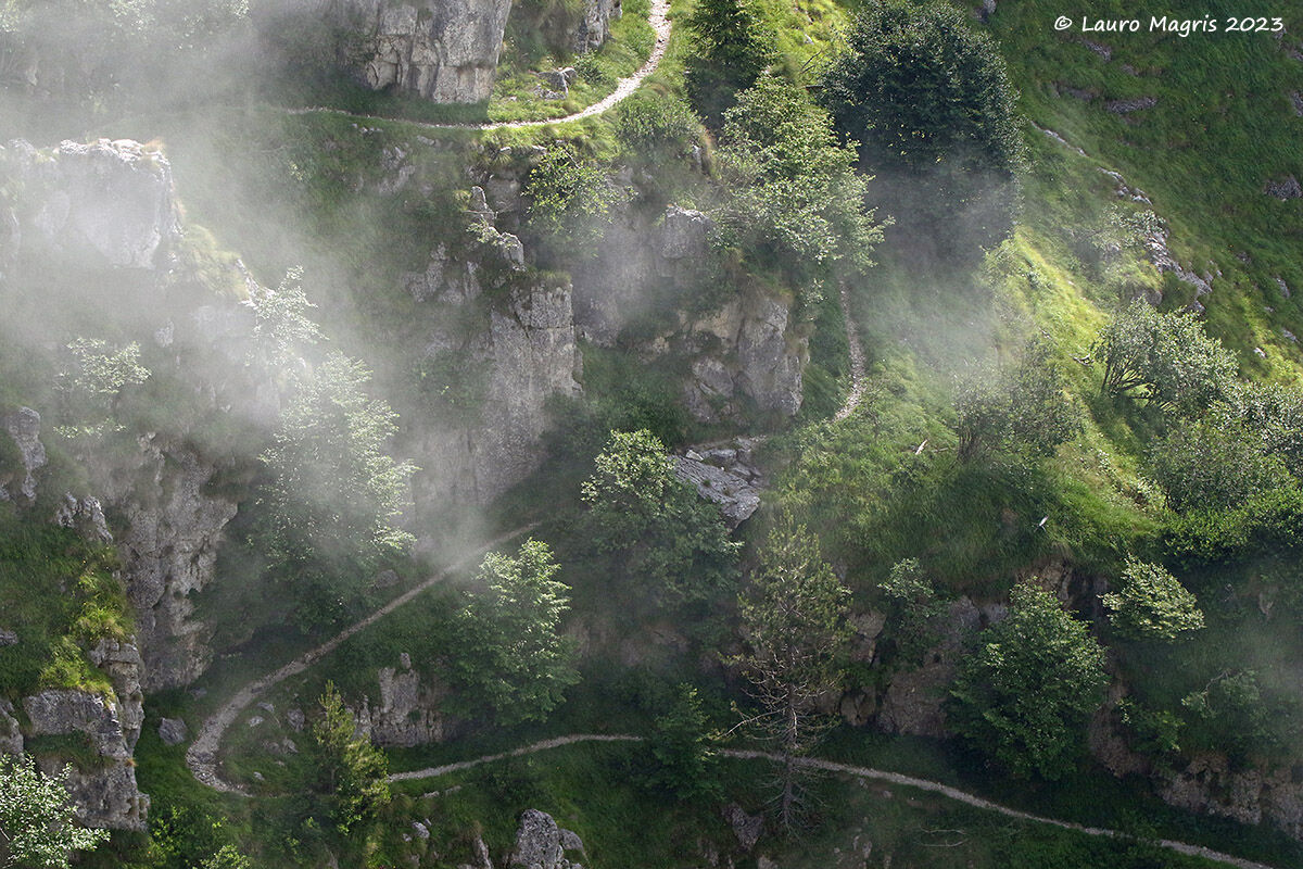 Tornanti e nuvole basse