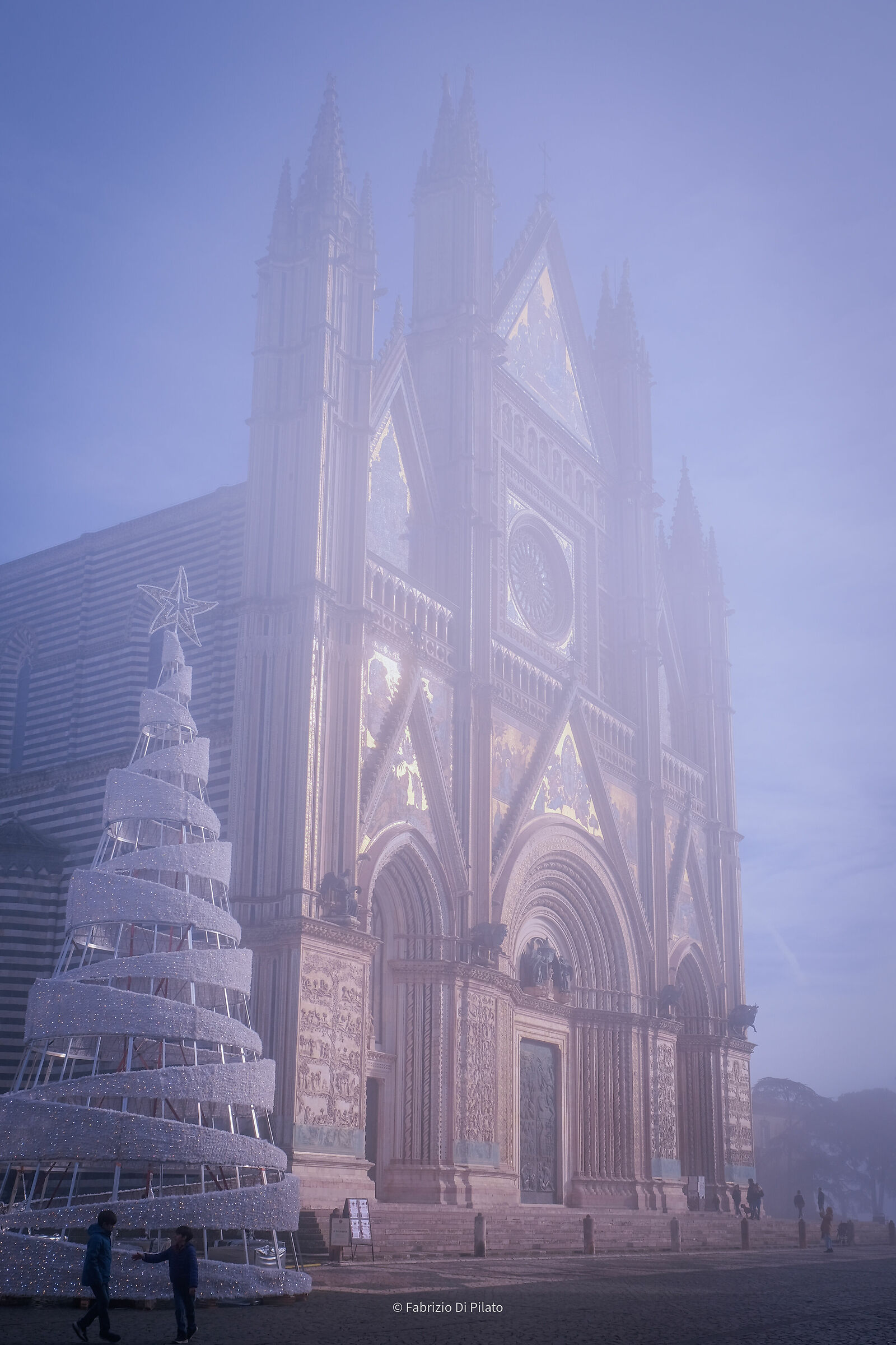 Duomo di Orvieto fra la nebbia
