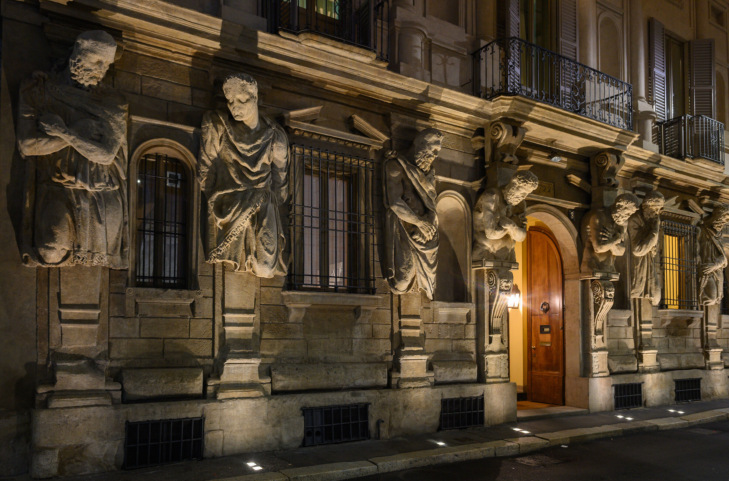 Milano, la famosa "Via degli omenoni"