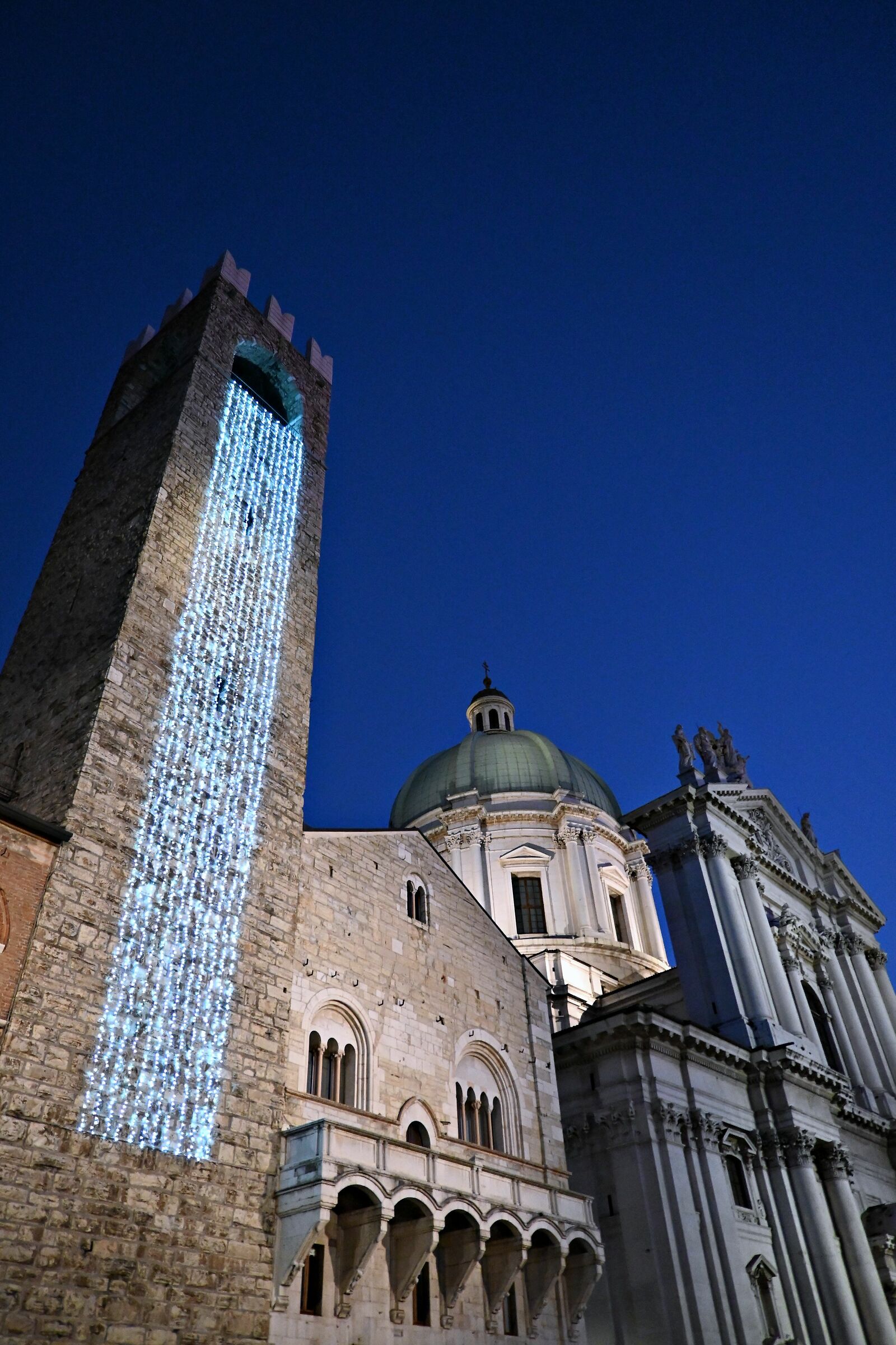 Natale 2023 a Brescia. Broletto e Duomo