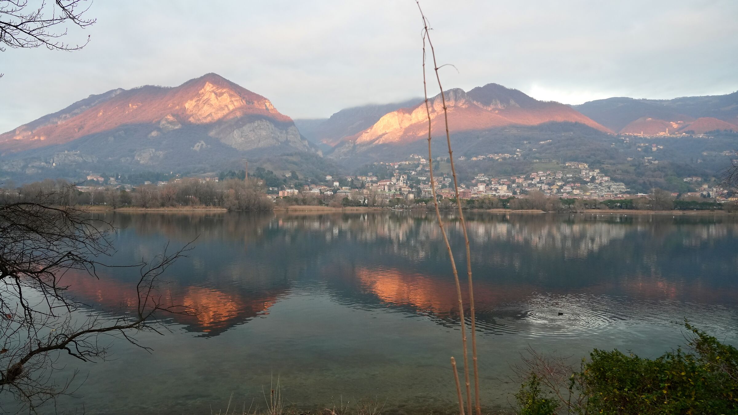 Lago di Olginate, riflessi al tramonto