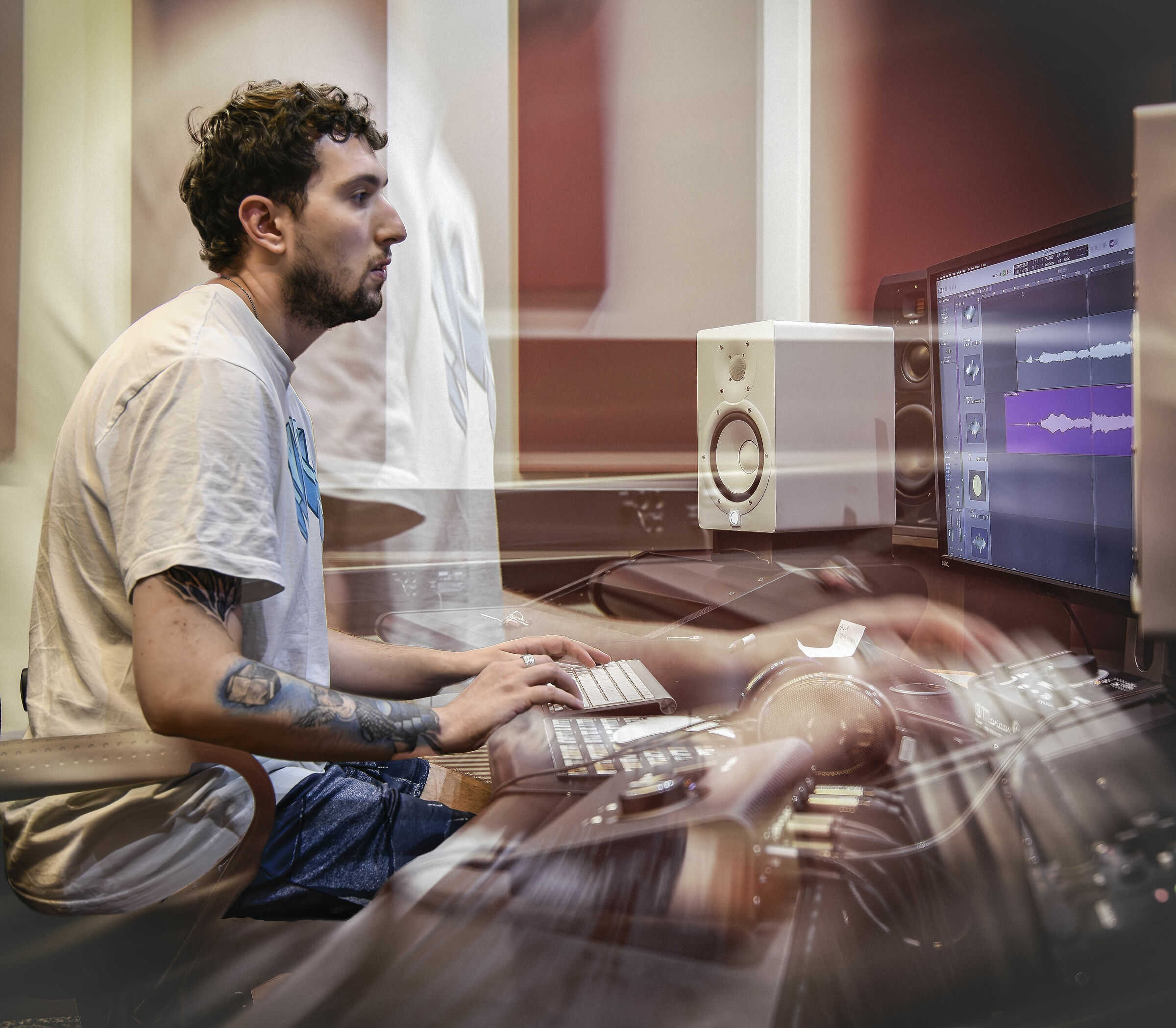 Matteo al lavoro in studio