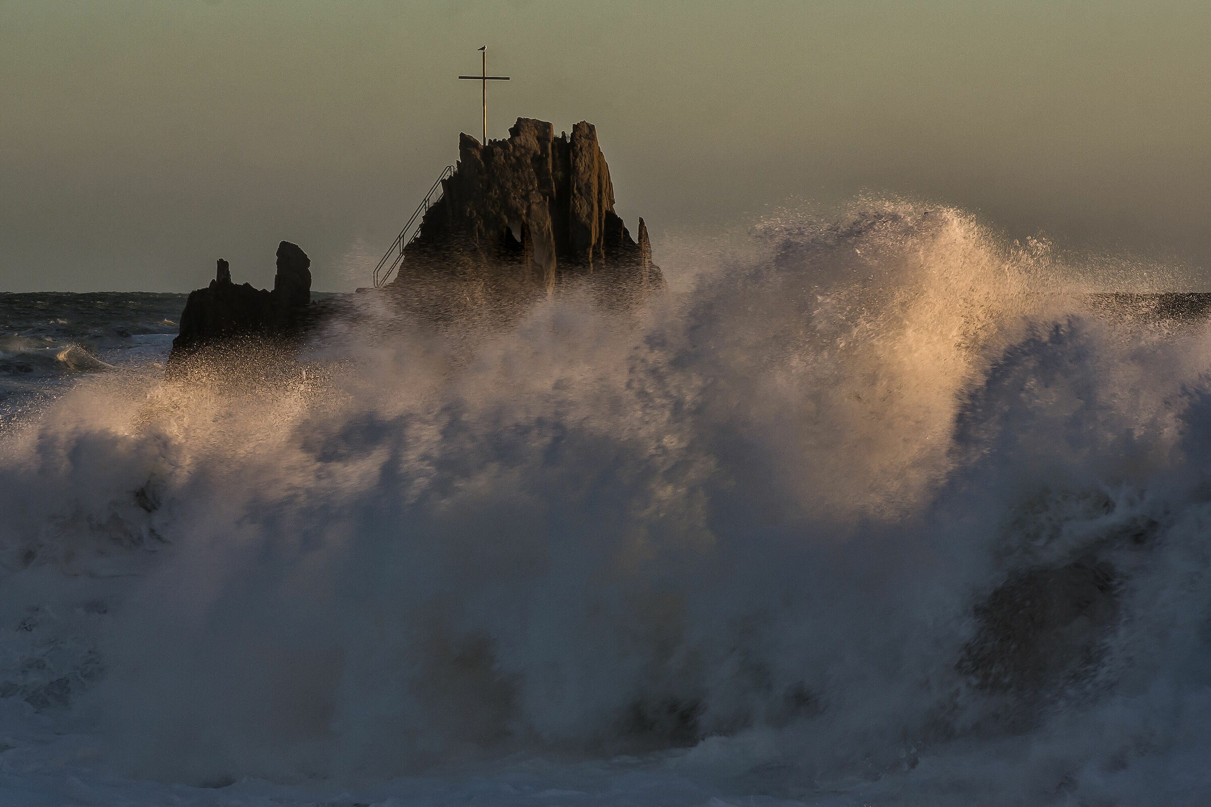 Sprazzi di luce sulle onde
