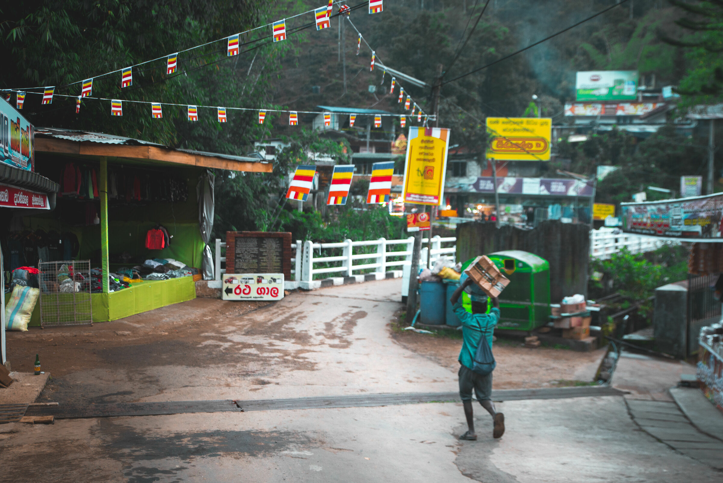 Preparativi a Nallattanyia, ai piedi dell'Adams Peak