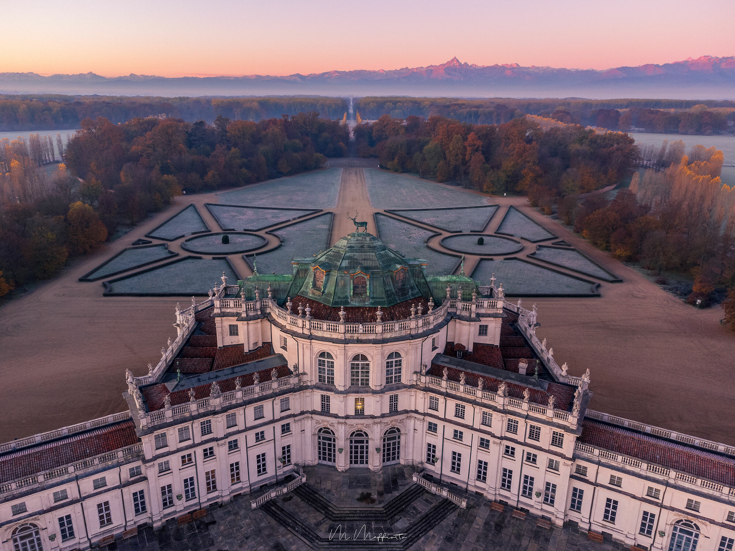 Palazzina di caccia di Stupinigi e il Monviso