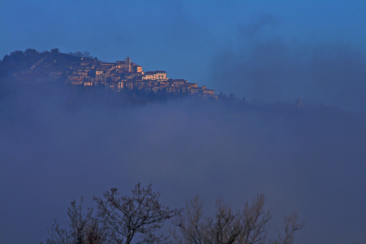 Prime luci ... sopra la nebbia