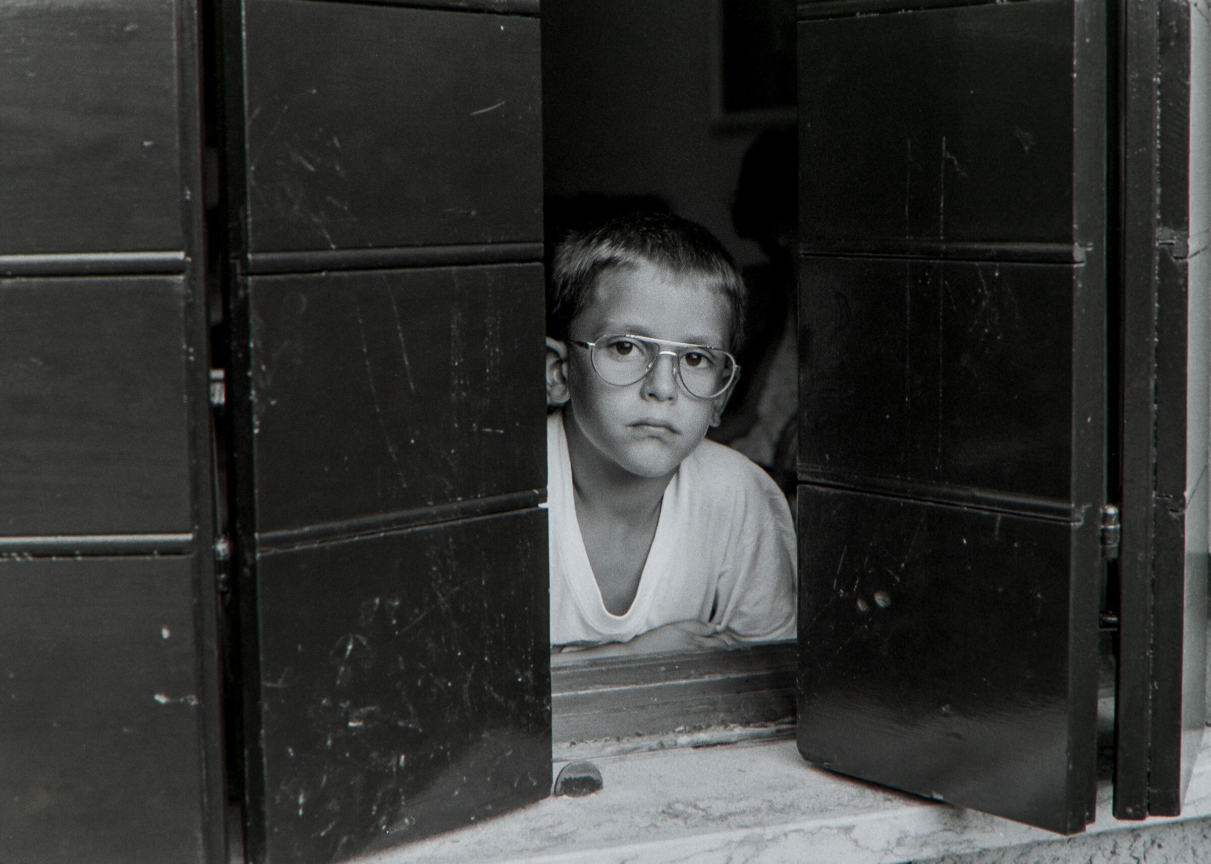 incuriosito alla finestra