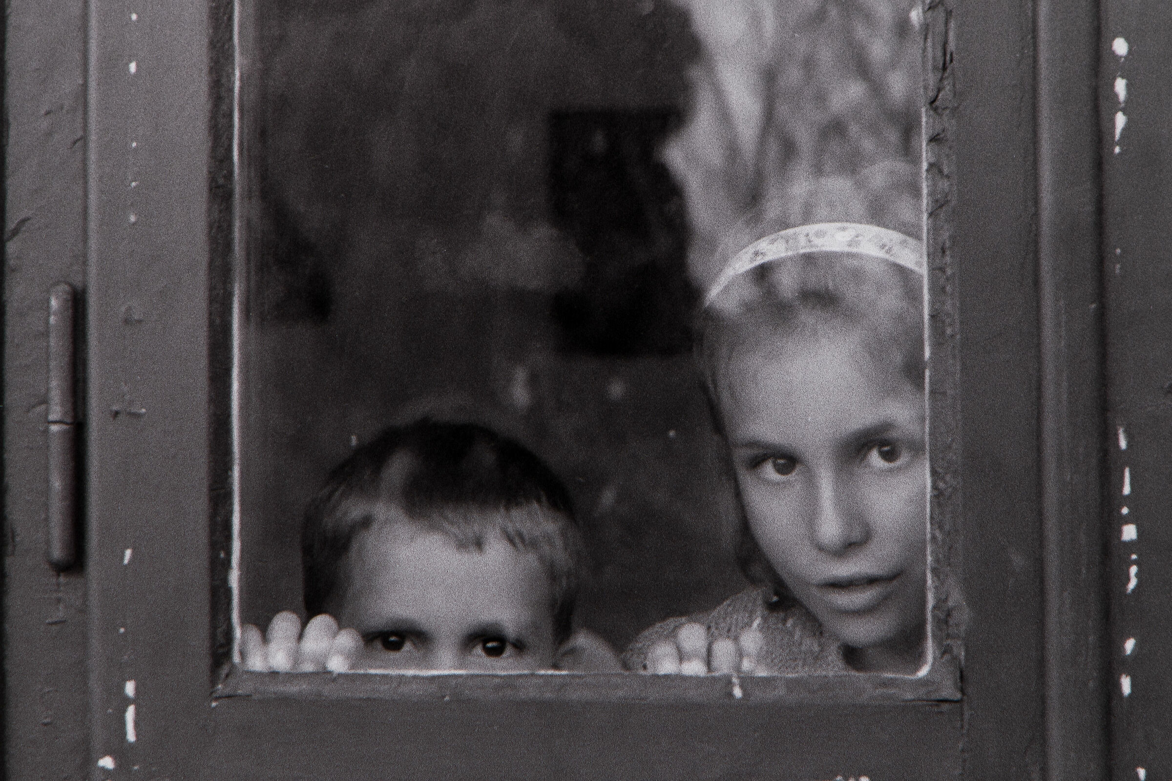 due incuriositi alla finestra