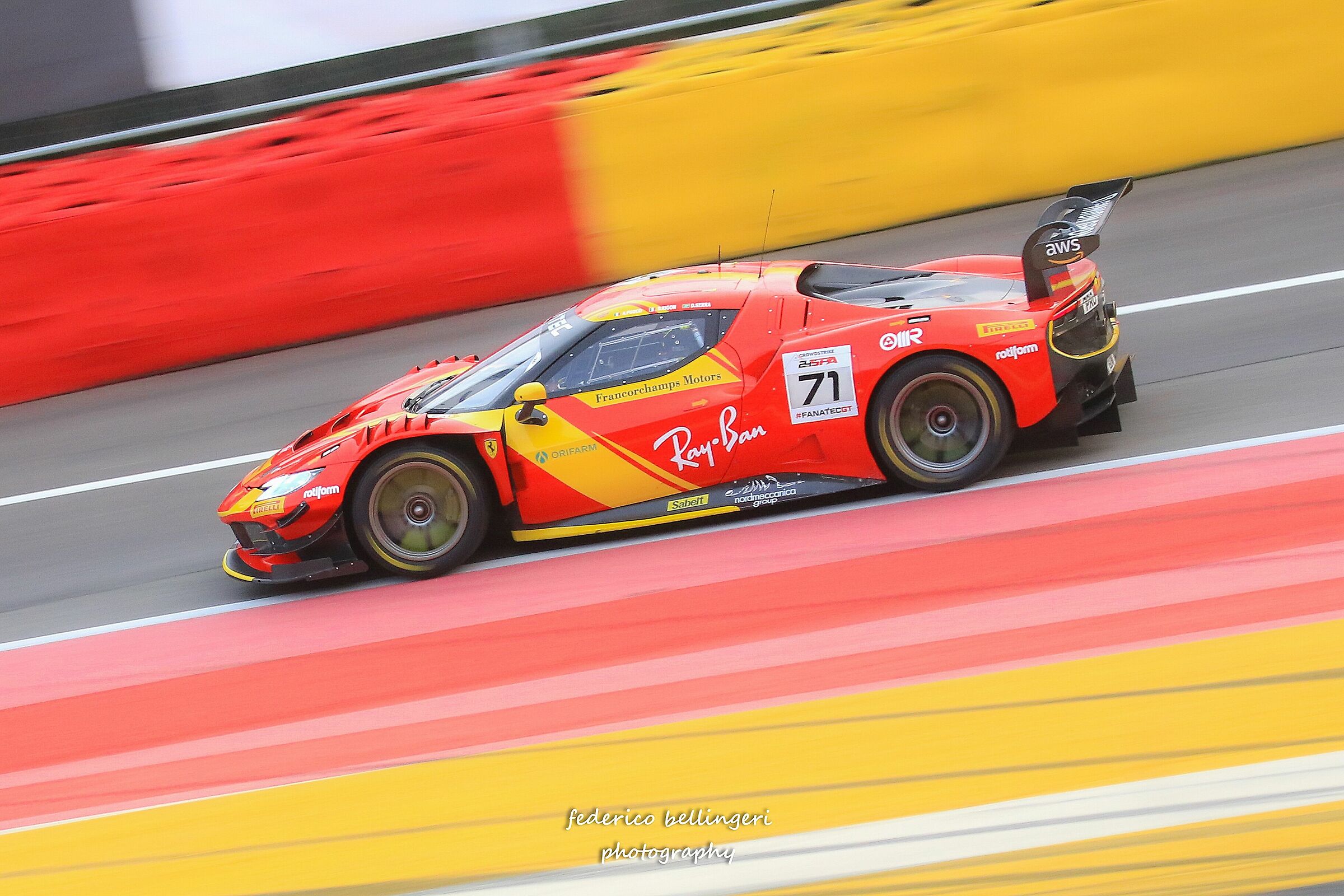 Ferrari 296 in uscita corsia dei box