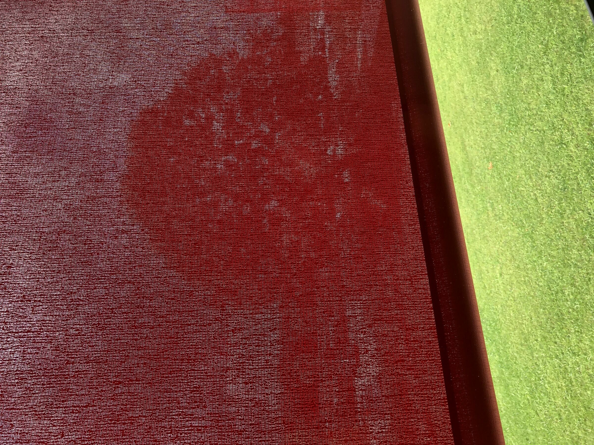 Tenda rossa e prato verde