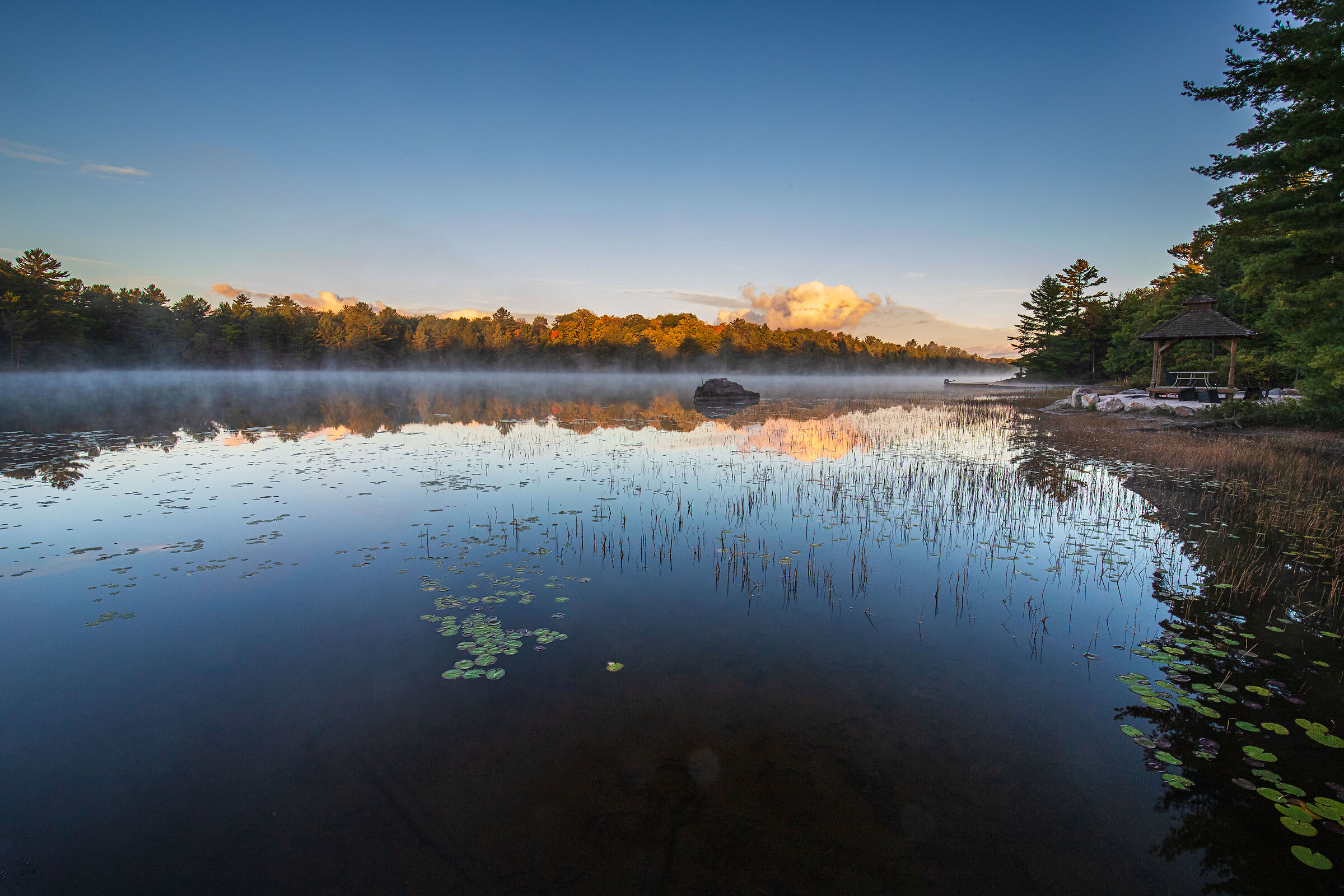 un piccolo lago sperduto nel Canadà