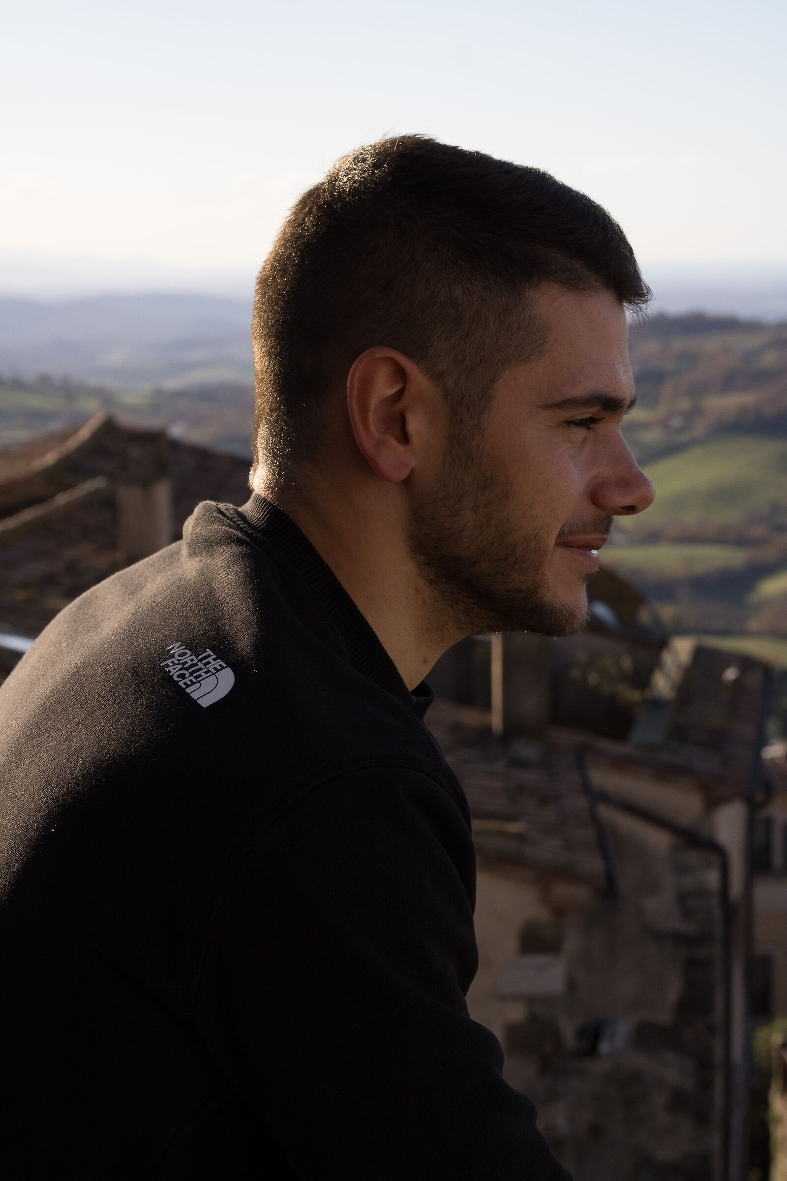 Giulio incantato dalla vista da Manciano