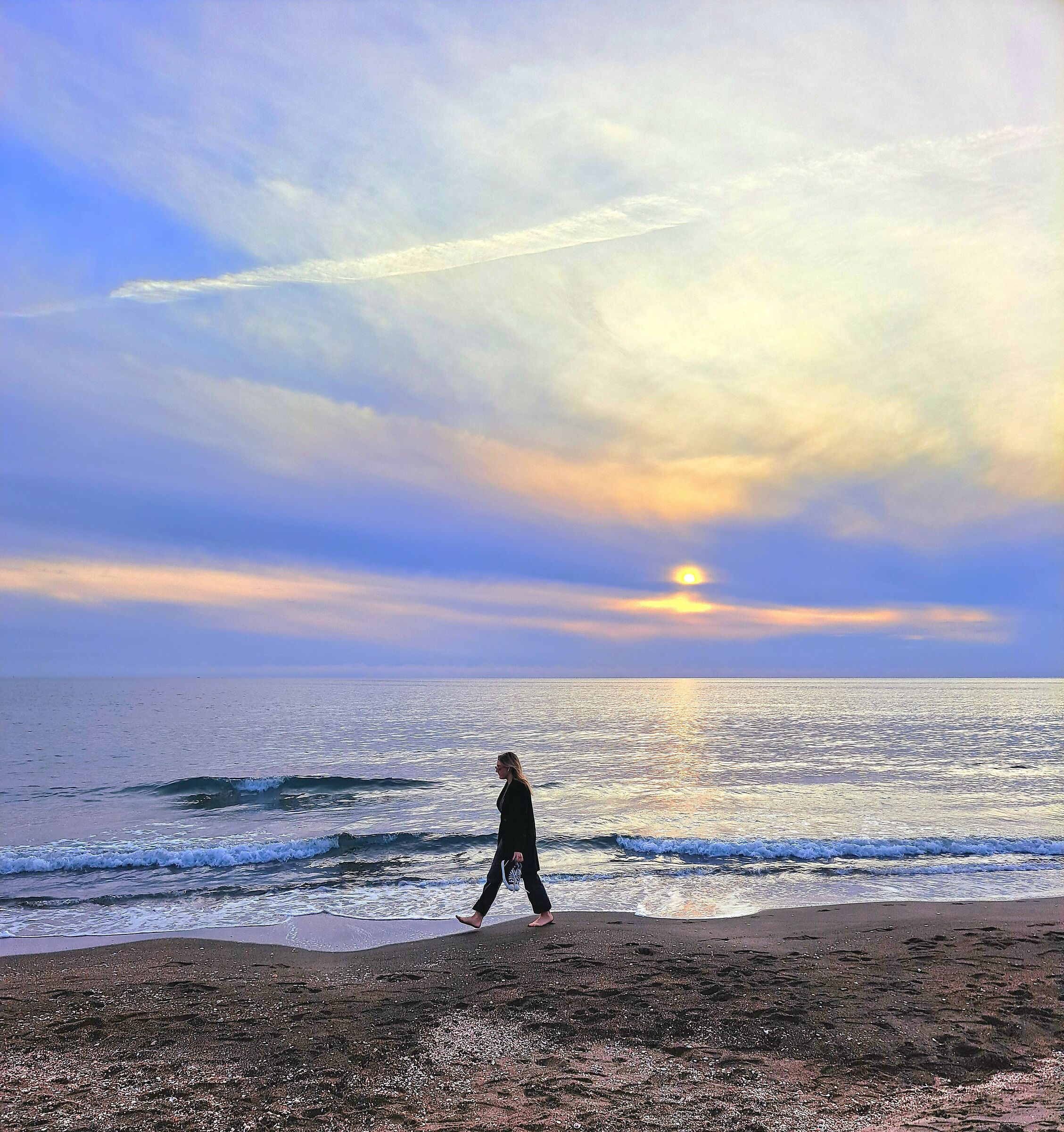 Ragazza al tramonto (spiaggia di Latina)