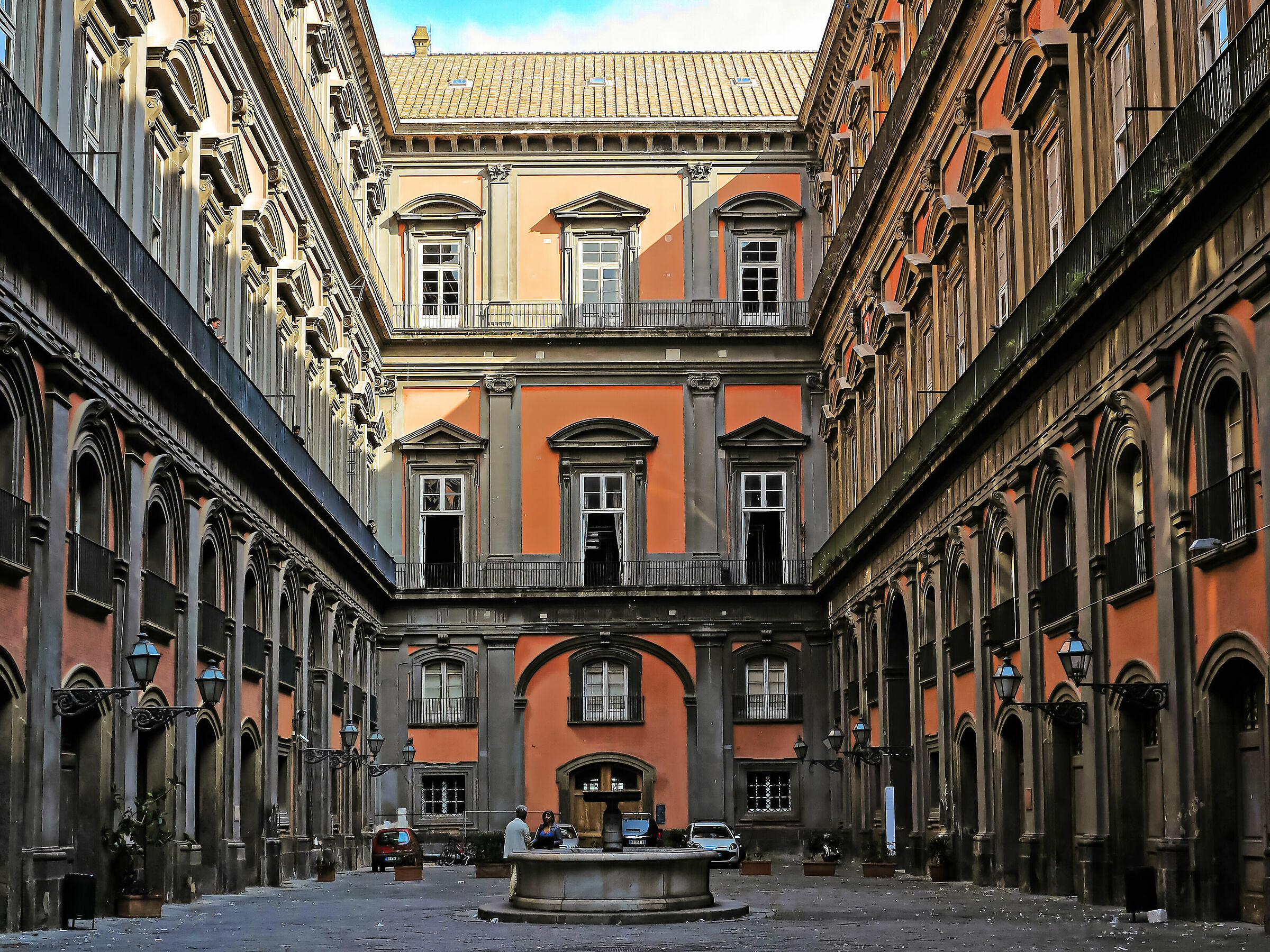 Un cortile del Palazzo Reale - Napoli