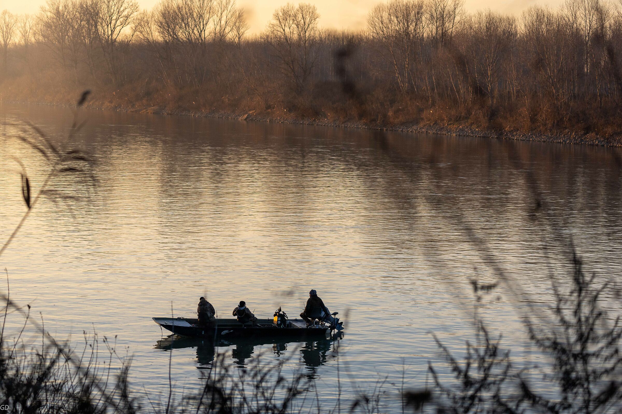 pescatori al tramonto sul Po