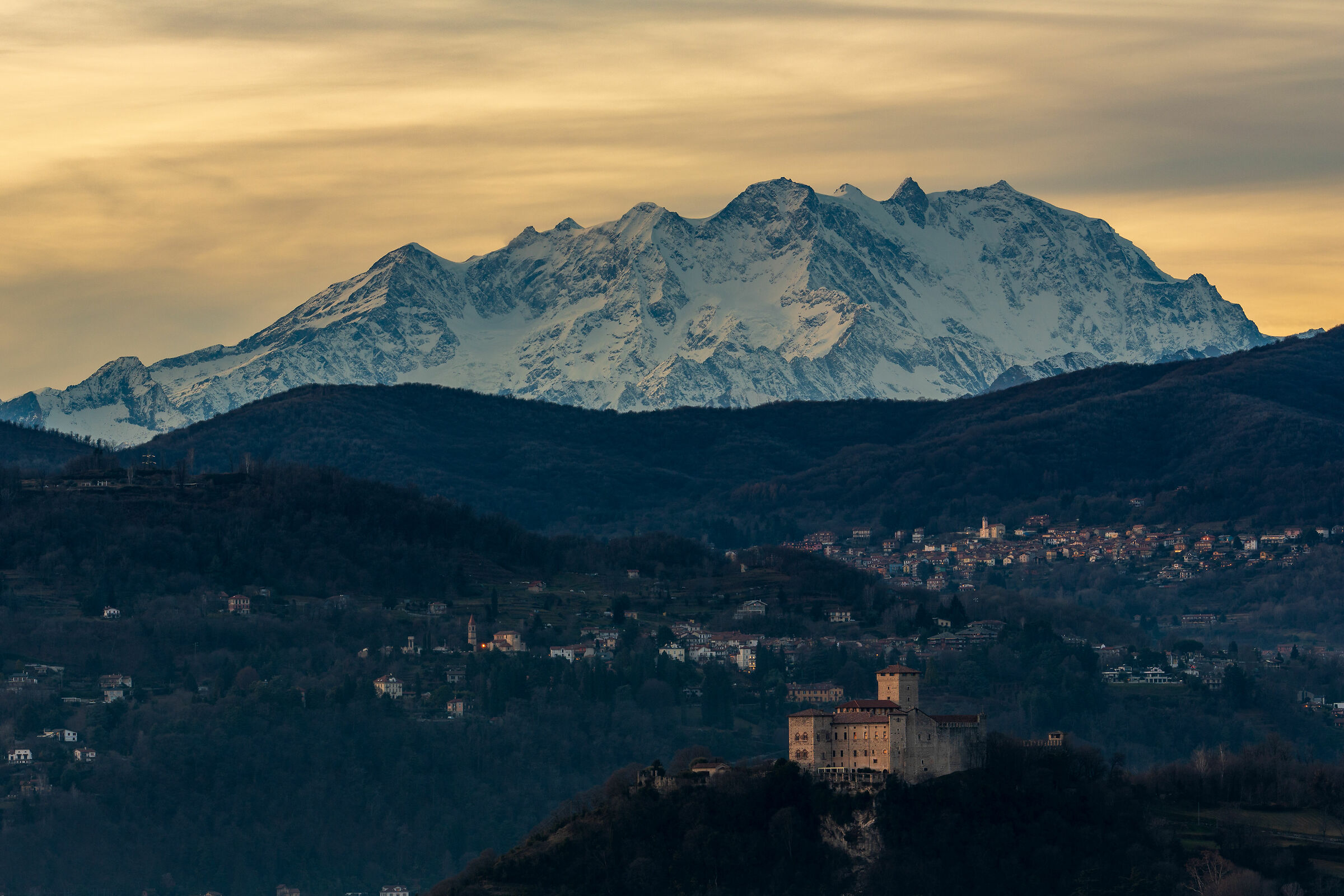 Rocca di Angera e Monte Rosa da Taino