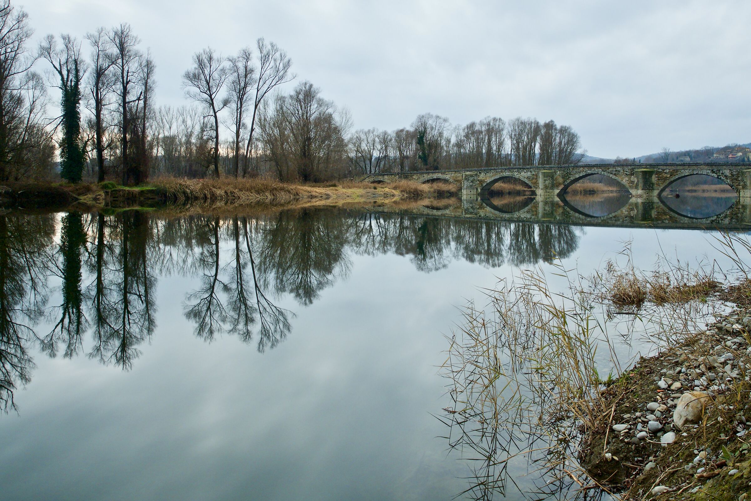 Sulla Riva dell'arno con vista sul ponte Buriano romano