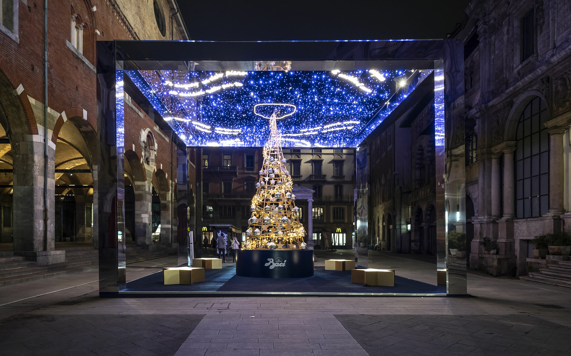 Installazione natalizia in Piazza dei Mercanti