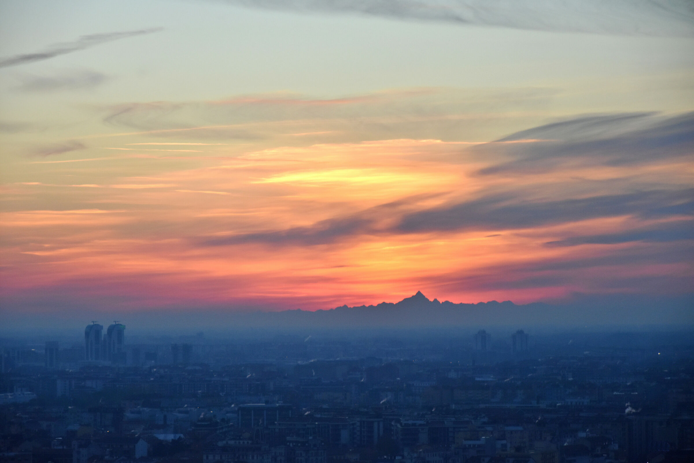 Da Milano il Monviso al tramonto