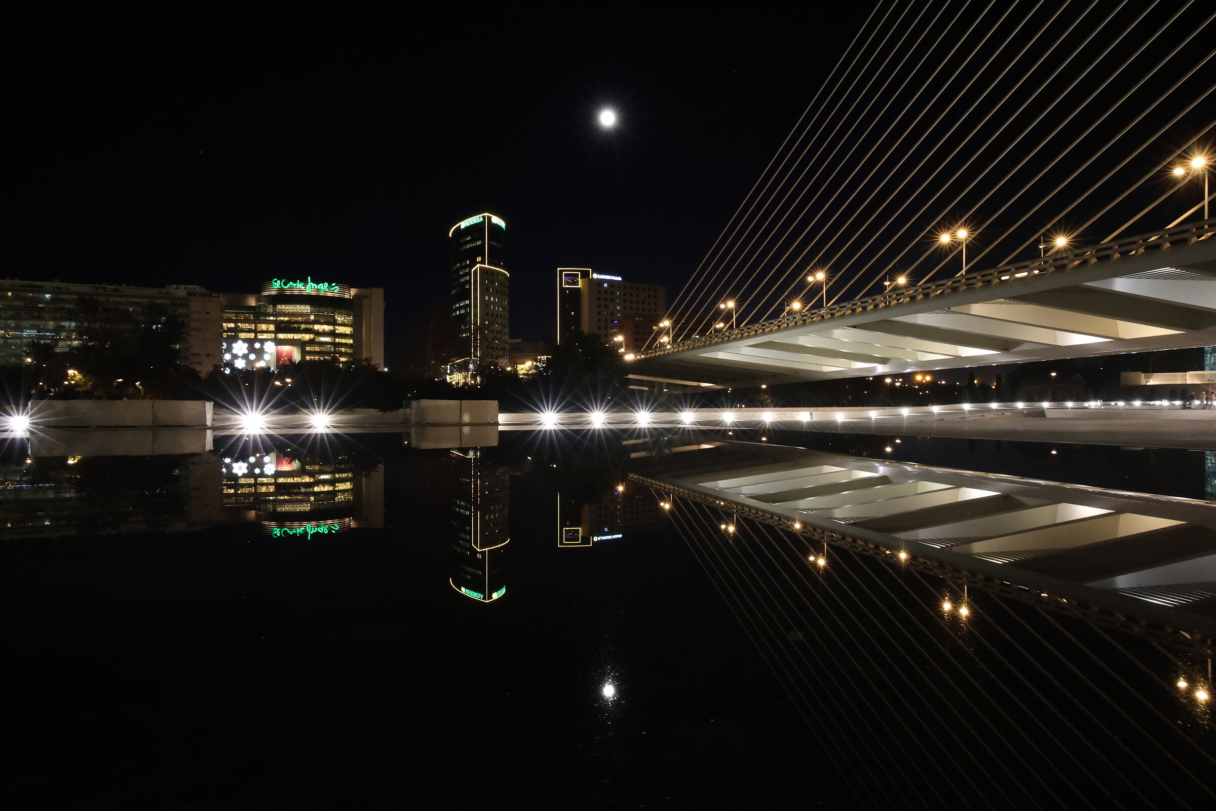 Valencia by night @ f/16 e 26mm