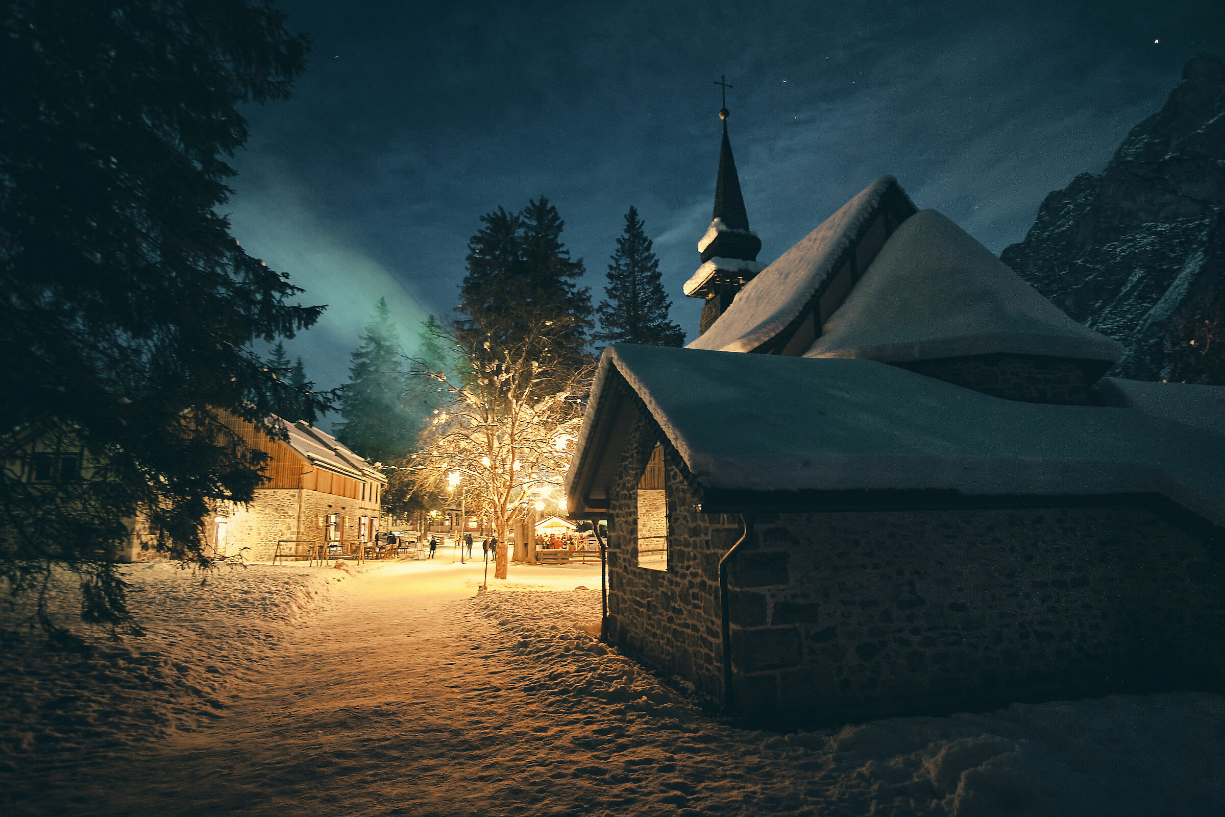 Cappella sul lago di Braies
