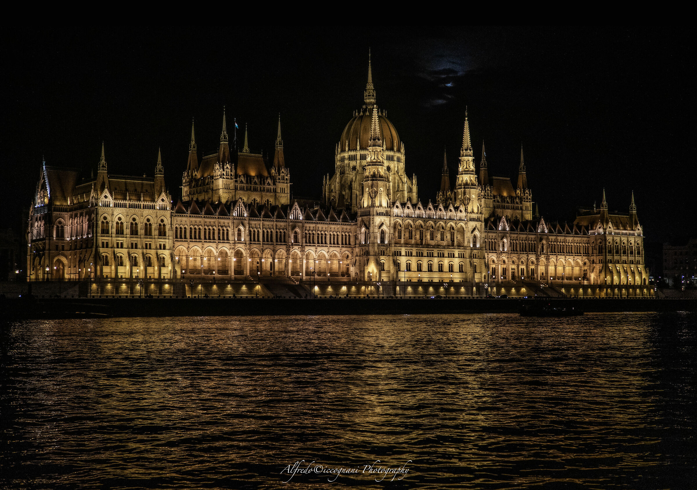 Palazzo del Parlamento ripreso dal battello