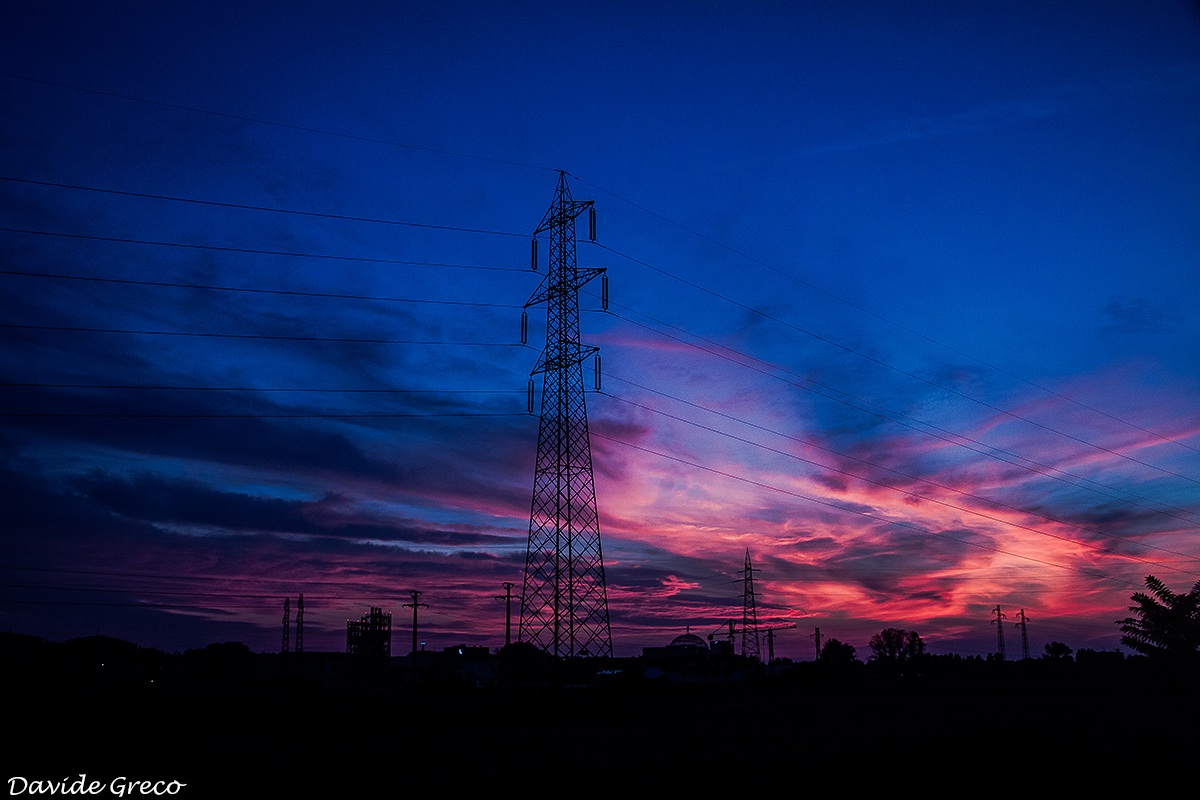 Pennelate di rosso su di un cielo blu...