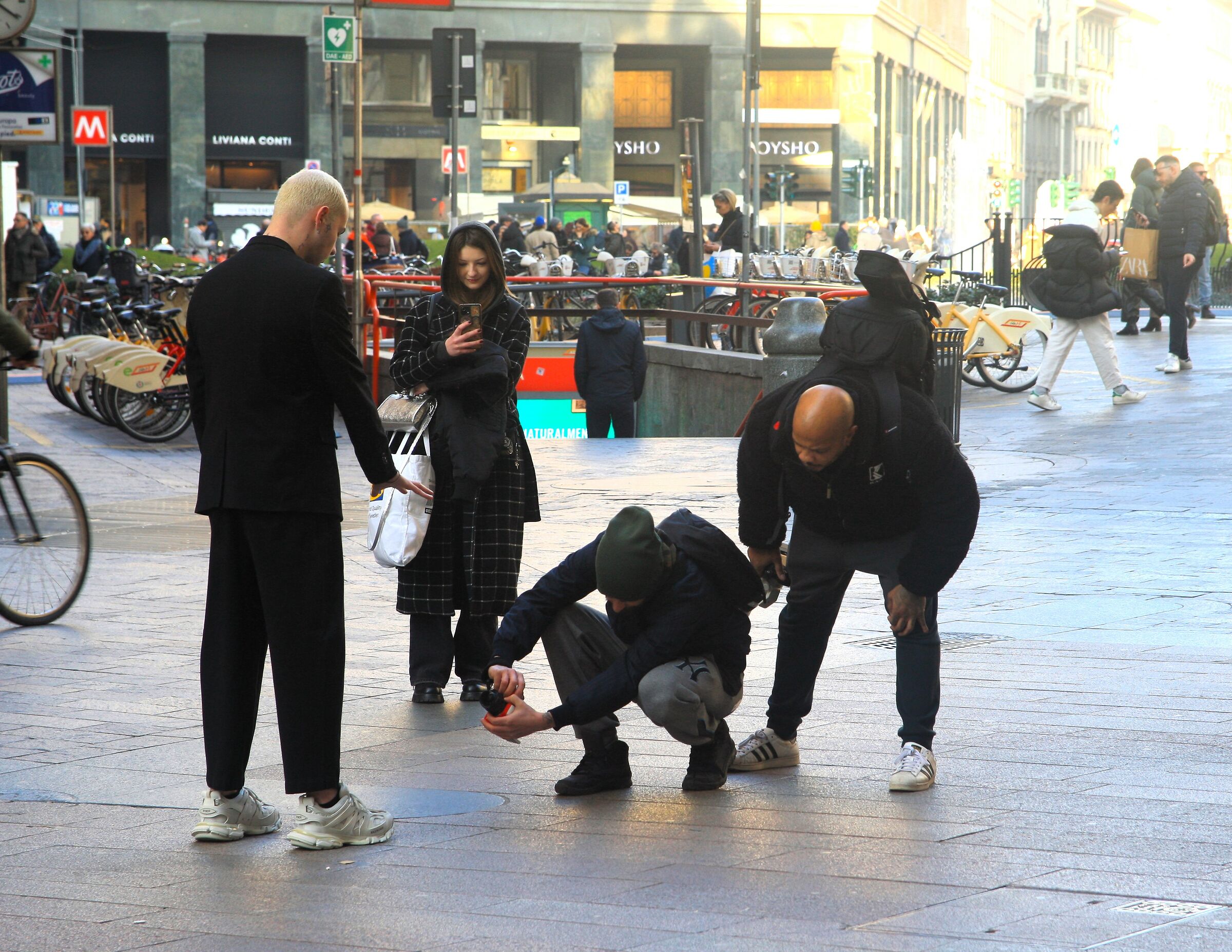 Strano shooting...con imposizione della mano. Boh