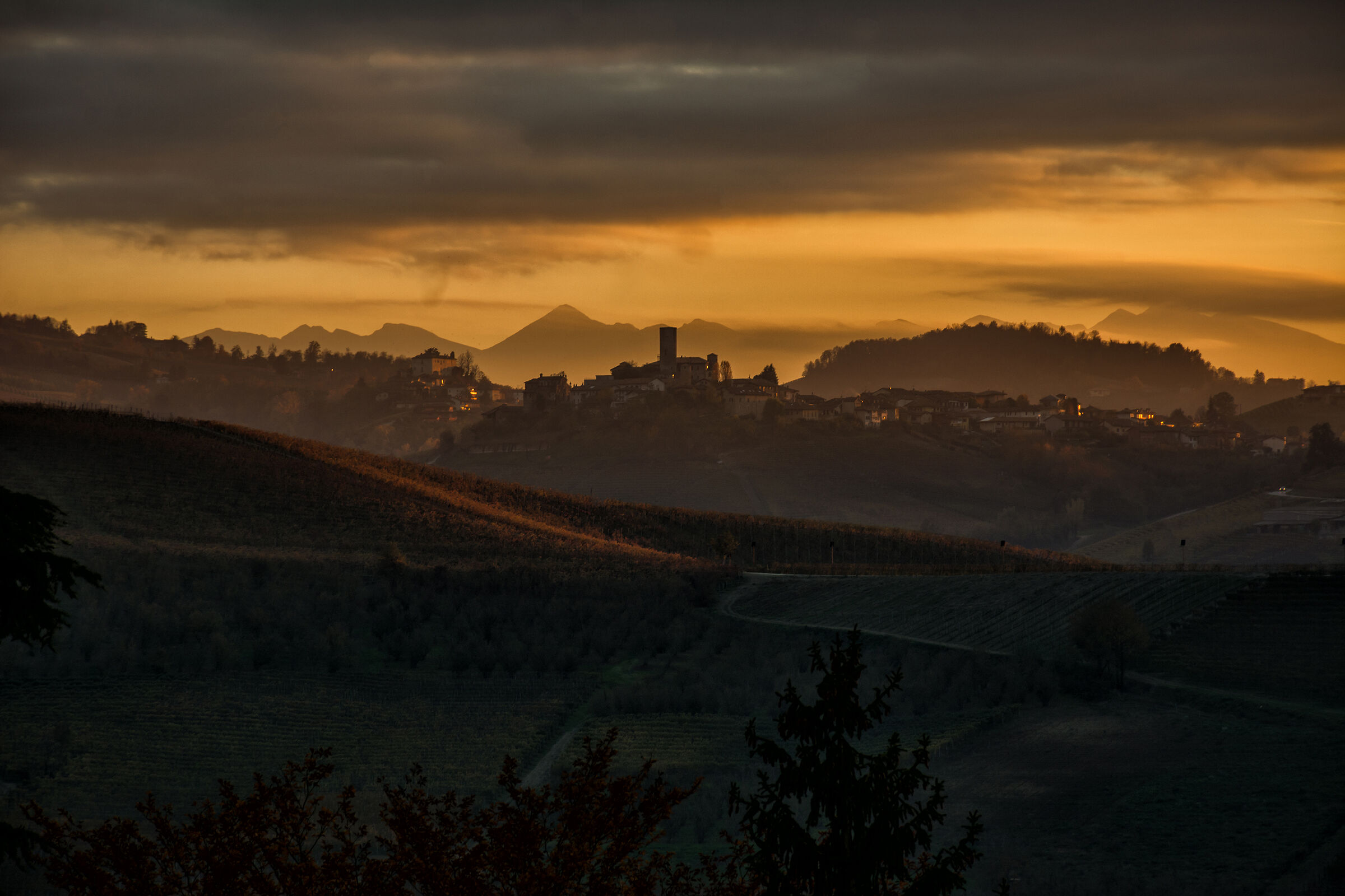 La meraviglia di un tramonto sulle Langhe