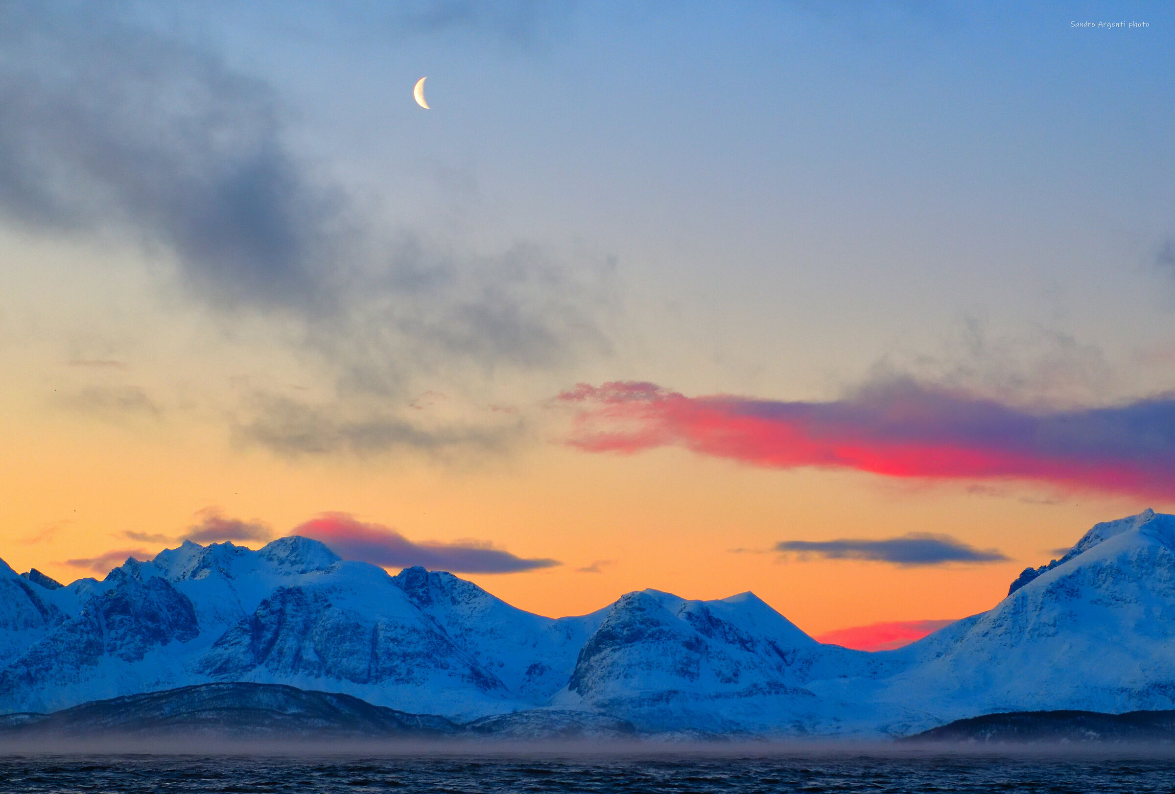 Mare, nebbia, montagne, Luna in Norvegia