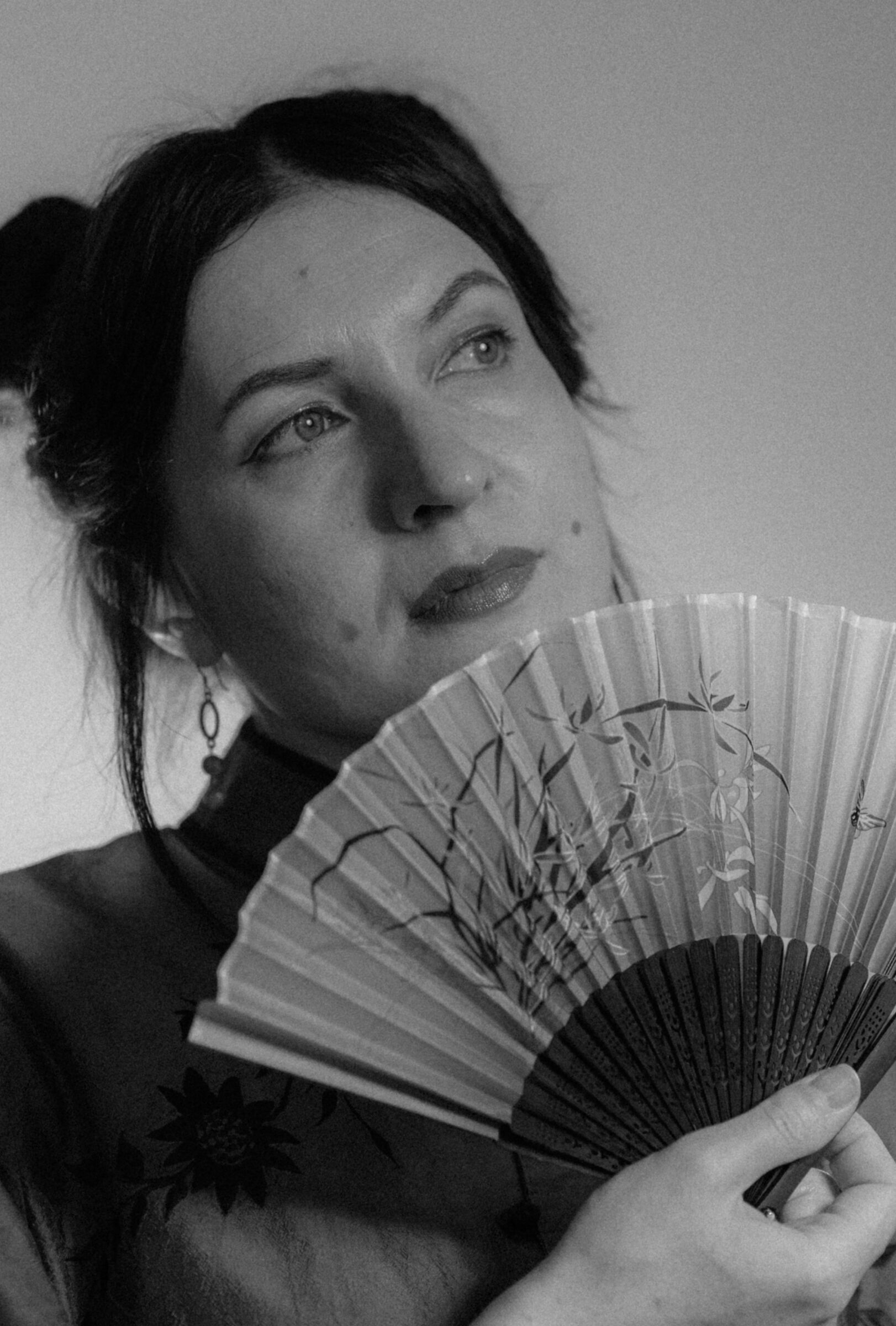 ragazza con ventilatore